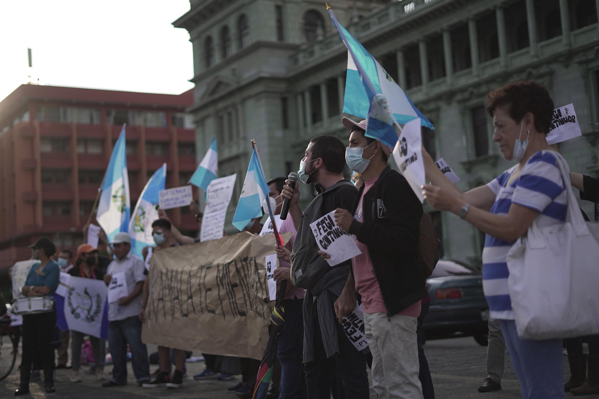 On June 5, 2021, a day before U.S. Vice President Kamala Harris’s visit to Guatemala, a group of citizens protested against President Alejandro Giammettei, who took office in January 2020. “Kamala, they’re lying to you” was a slogan of the protest. Photo: Víctor Peña/El Faro