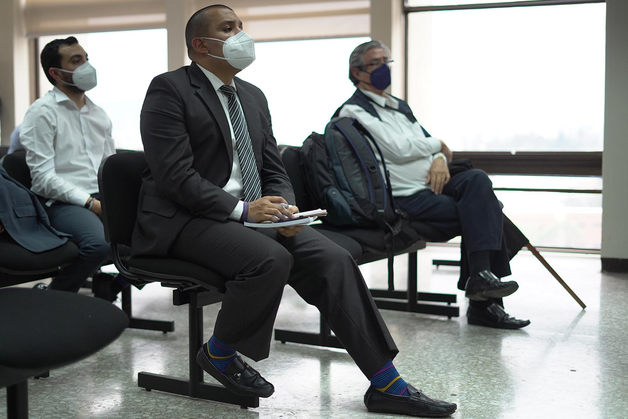 Juan Francisco Solórzano Foppa (center) and Aníbal Argüello (left), during the legal proceedings in which they were prosecuted for three electoral crimes on June 10, 2021, at Torre de Tribunales. That day, the judge ruled that two of the three crimes for which they were arrested were null for lack of merit. Along with them, several environmentalists who also wanted to form the political party were arrested. Photo: Víctor Peña/El Faro