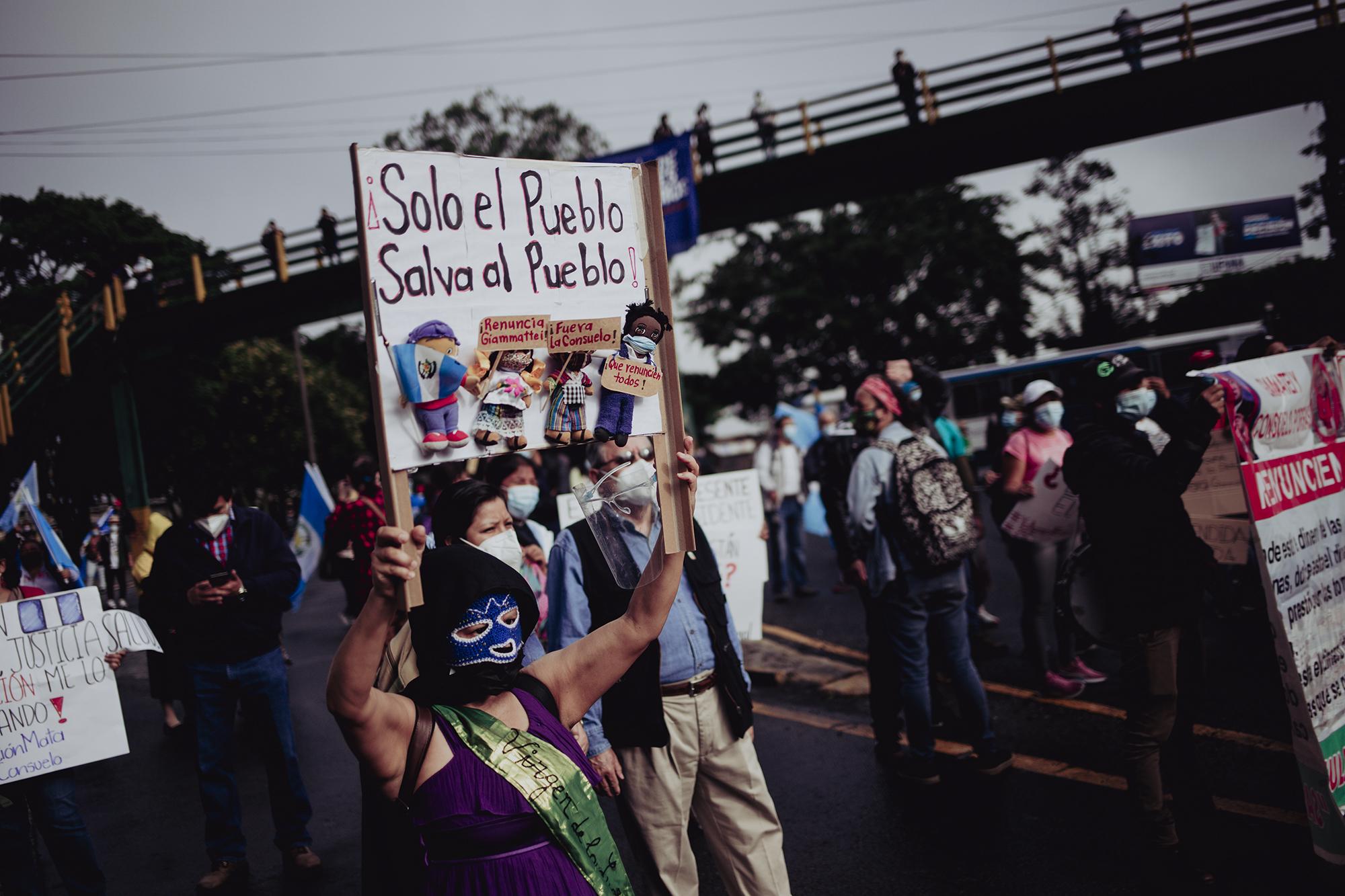 Cristina Valenzuela, de 51 años, y enmascarada, llegó desde las 6 de la mañana al primer bloqueo sobre la Quinta Calle, a un costado del parque Jocotenango en la Ciudad De Guatemala. Desde hace años Cristina acude a las protestas contra diferentes gobiernos: 