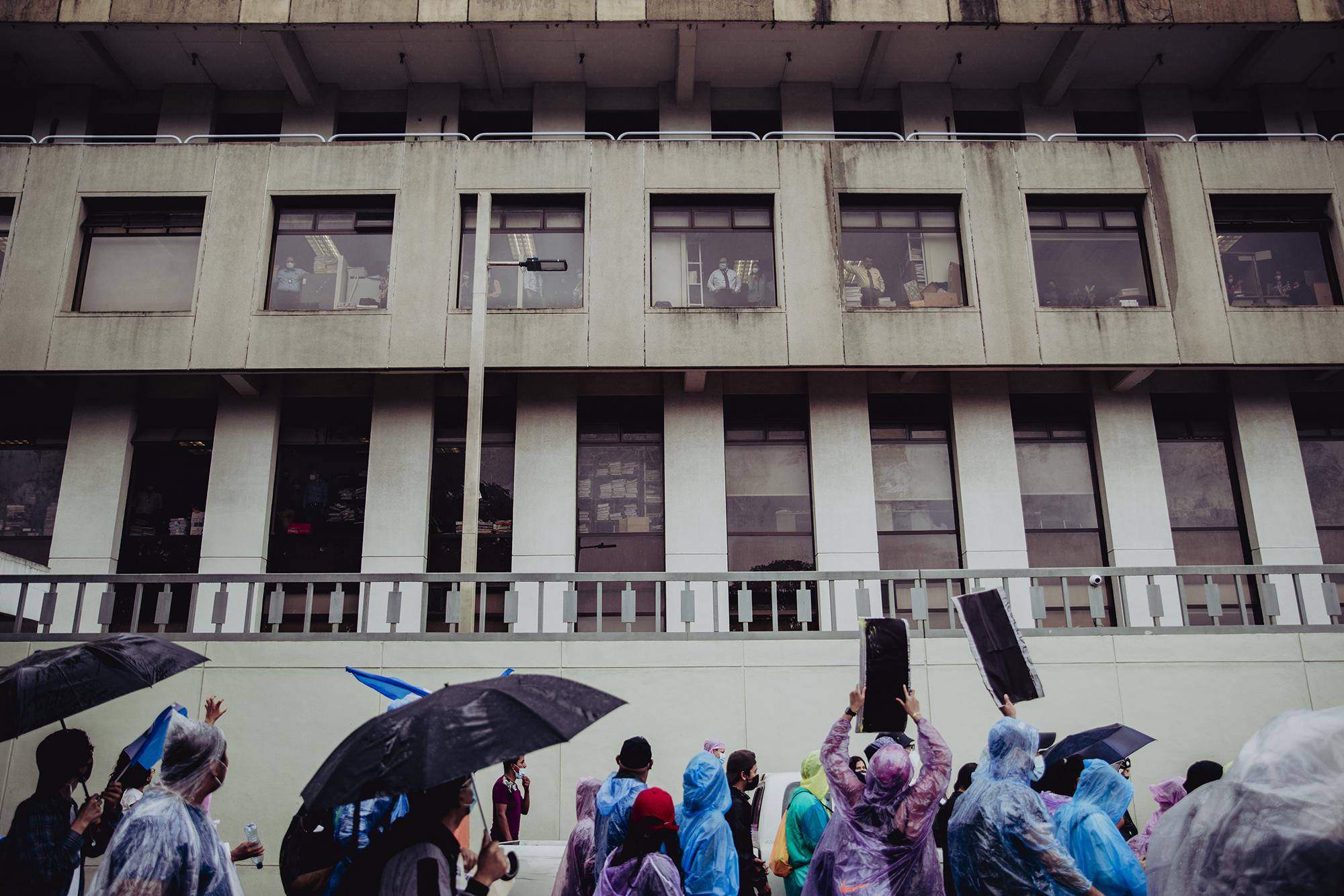 Los trabajadores del Ministerio Público no atendieron el llamado al paro nacional. A la llegada de los manifestantes a las instalaciones del MP, decenas de trabajadores se asomaron a sus ventanas para ver la acción realizada por la sociedad guatemalteca.