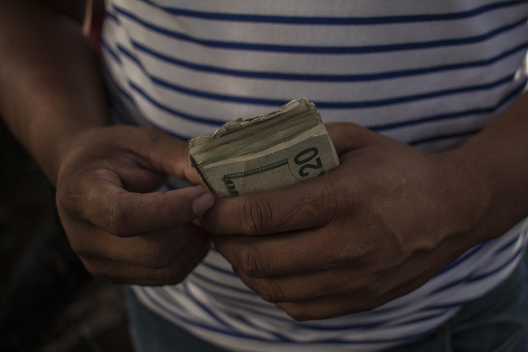 Jose Cornejo, 30, shows his money that he’ll do business with this workday. He is a resident of San Rafael Cedros and each Saturday he arrives at 4:30 a.m. to look for the best offer to buy and sell pigs. “Here, it’s cash for cash. This Bitcoin thing will alter this business because it’s complicated to adapt to that currency,” Cornejo says, claiming he makes about $100 during a day of business at the tiangue.