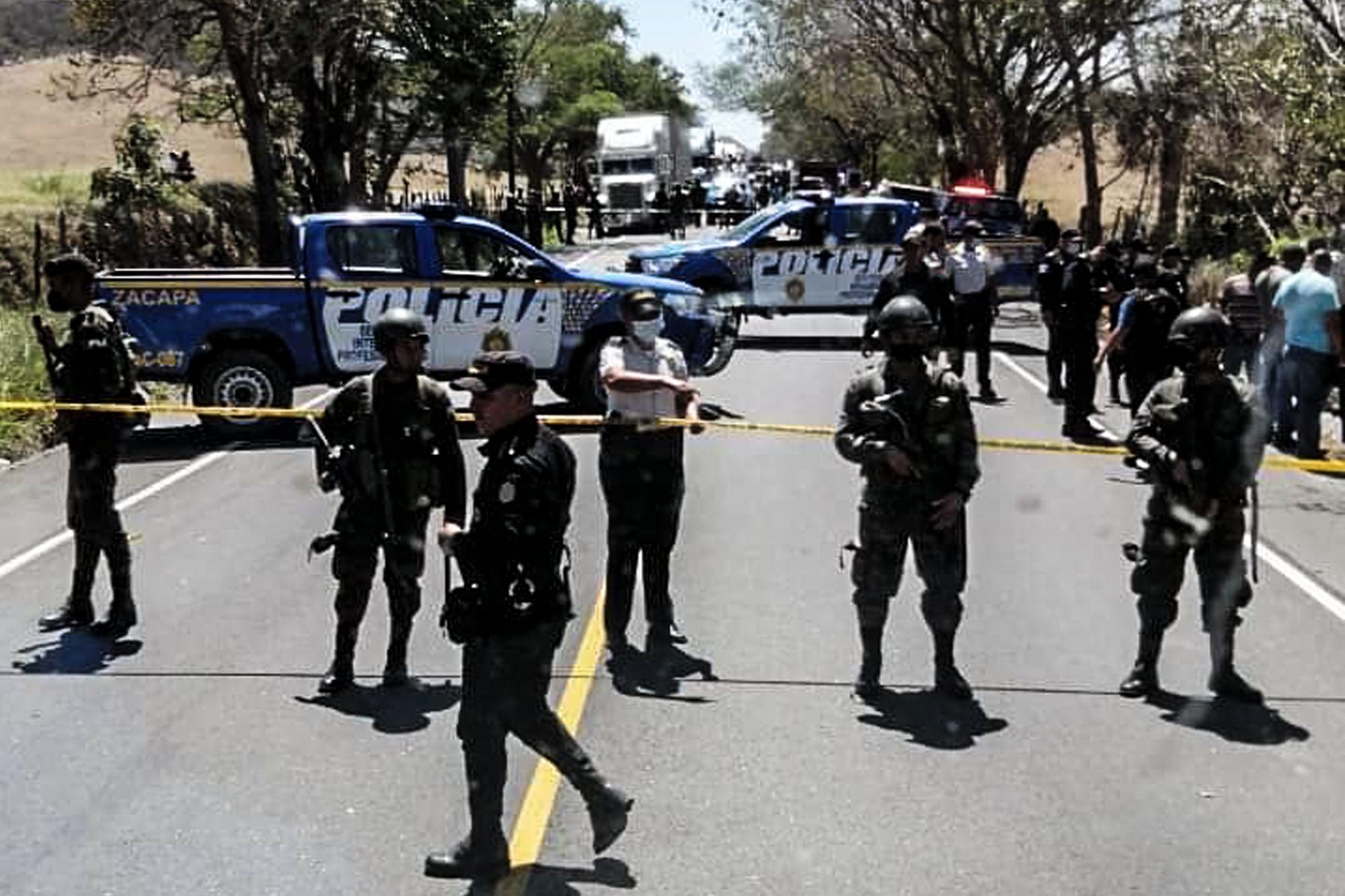 Agentes de la Policía Nacional de Guatemala custodian la escena de enfrentamiento armando en el municipio de Gualán, departamento de Zacapa, en marzo de este 2021. Dos personas fueron asesinadas en la balacera. Foto de El Faro: Cortesía.