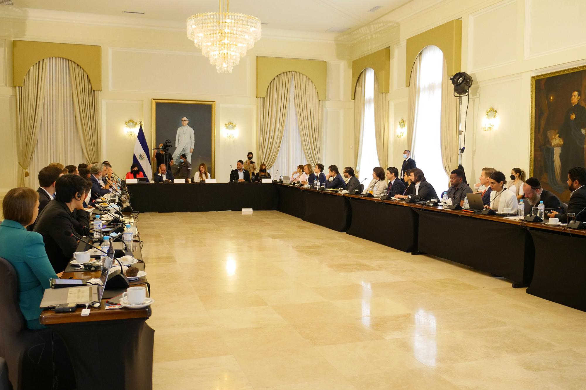 A finales de junio de 2021, un grupo de empresarios de criptomonedas fue recibido en Casa Presidencial. Sara Hanna y Miguel Kattán lideraron la reunión.