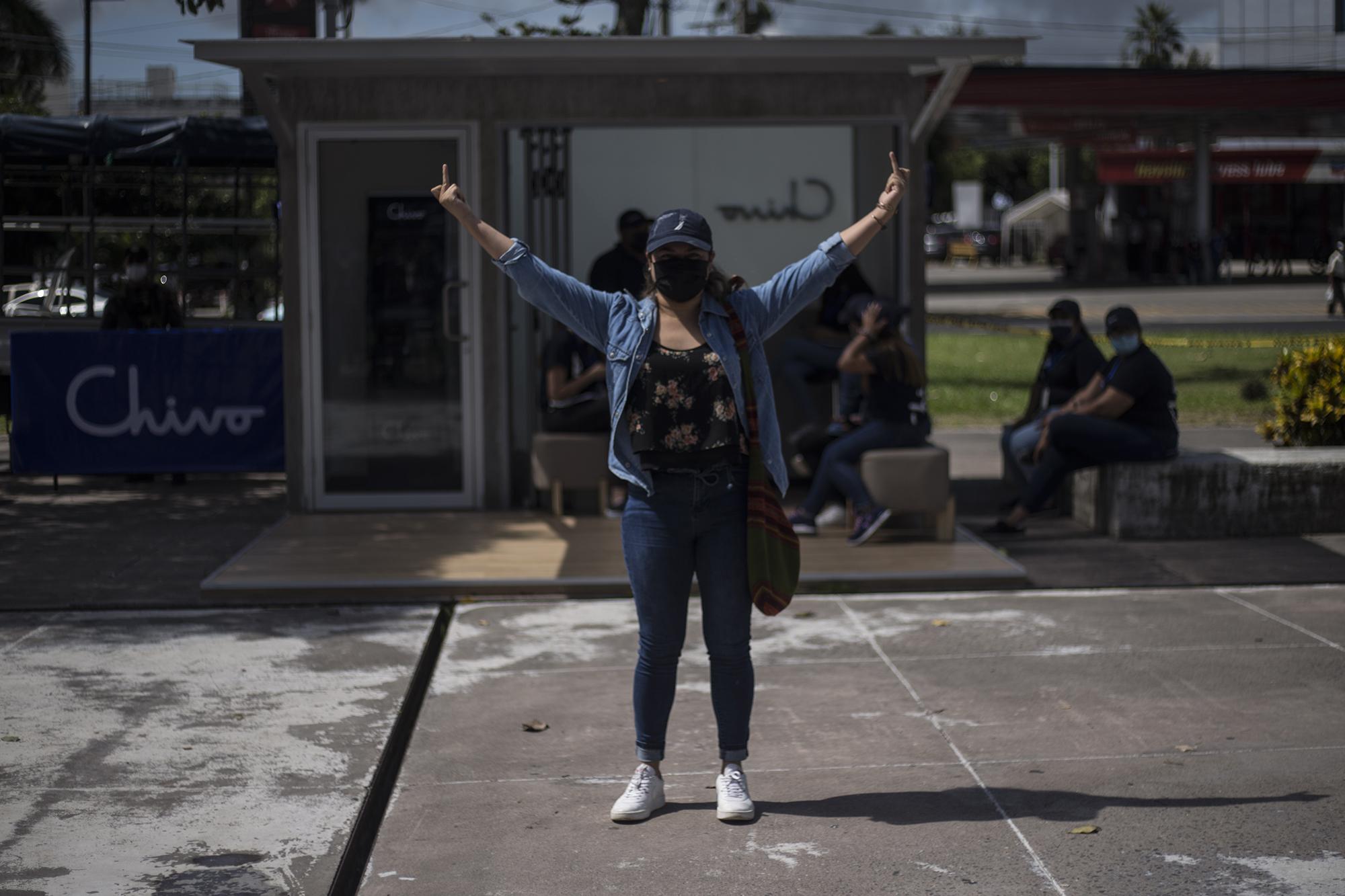 Al inicio de la marcha, algunos manifestantes gritaban su rechazo a la Ley Bitcoin frente a los cajeros “Chivo”, instalados en la Plaza El Salvador del Mundo. Esta mujer se saltó la línea amarilla que los militares y policías colocaron y dejó muy clara su postura sobre la nueva moneda virtual.