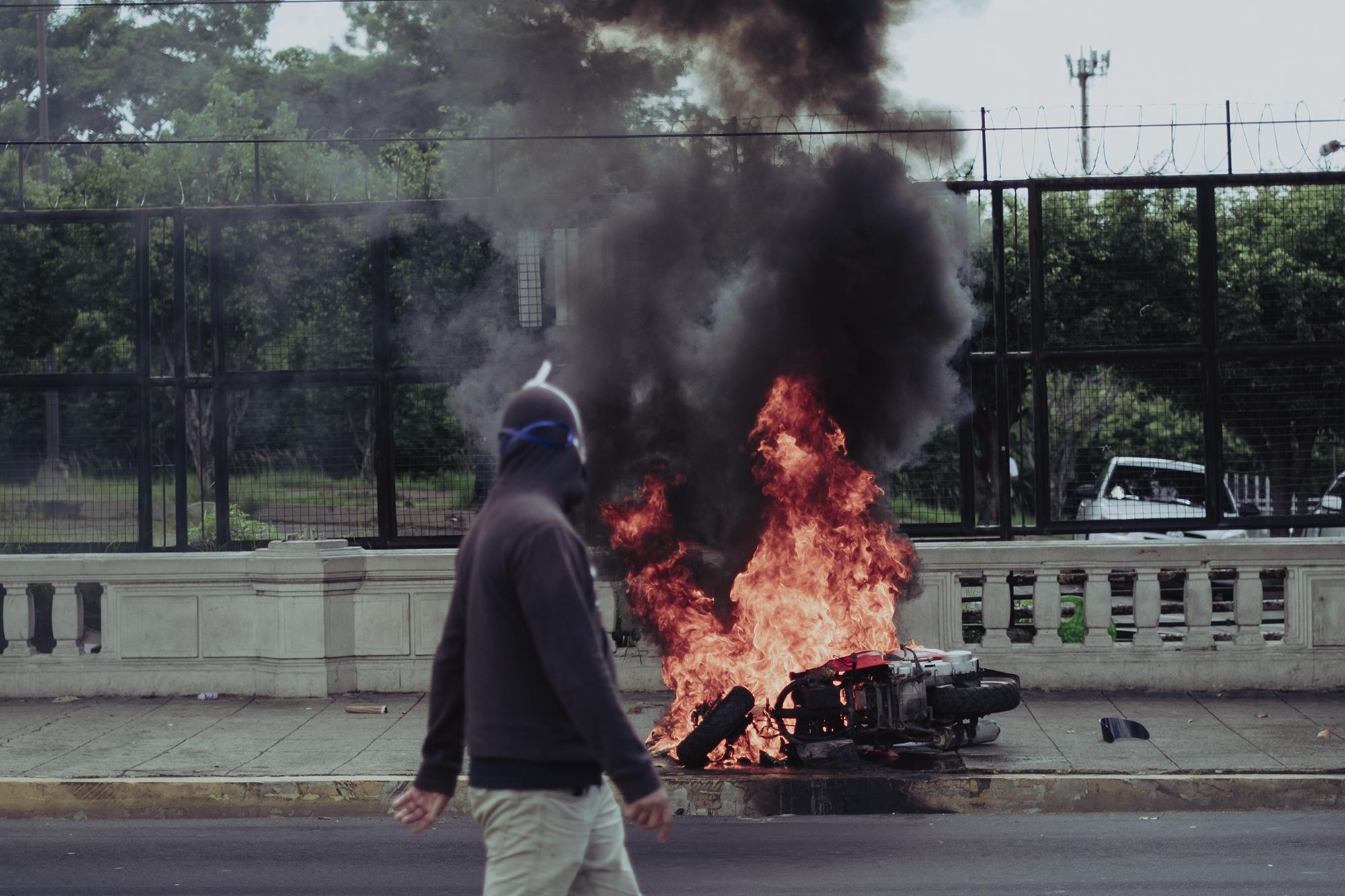 Hooded individuals, accused by other protesters of being infiltrators sent by the government, burned a motorcycle near the Tutunichapa community. The rest of the organized groups distanced themselves from the act during the walk to Morazán Plaza and barred the group of about 30 men, whose faces were covered and carried bats from joining them.