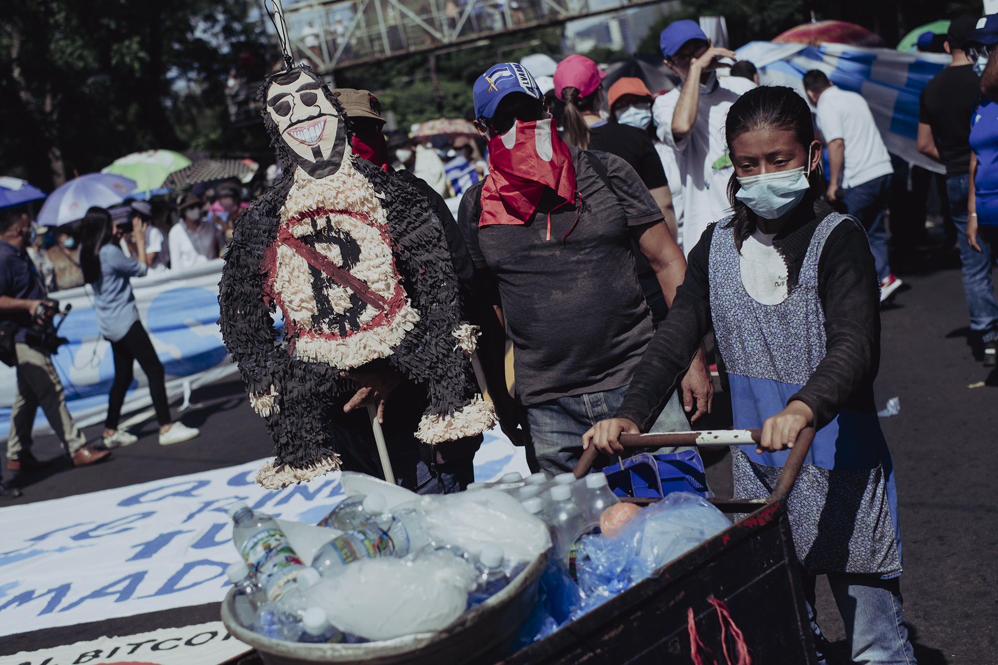 “Bitcoin is a law that benefits only wealthy businesspeople,” said Jorge Magaña (in the red handkerchief) in the minutes before the march on Roosevelt Alameda in front of Cuscatlán Park.