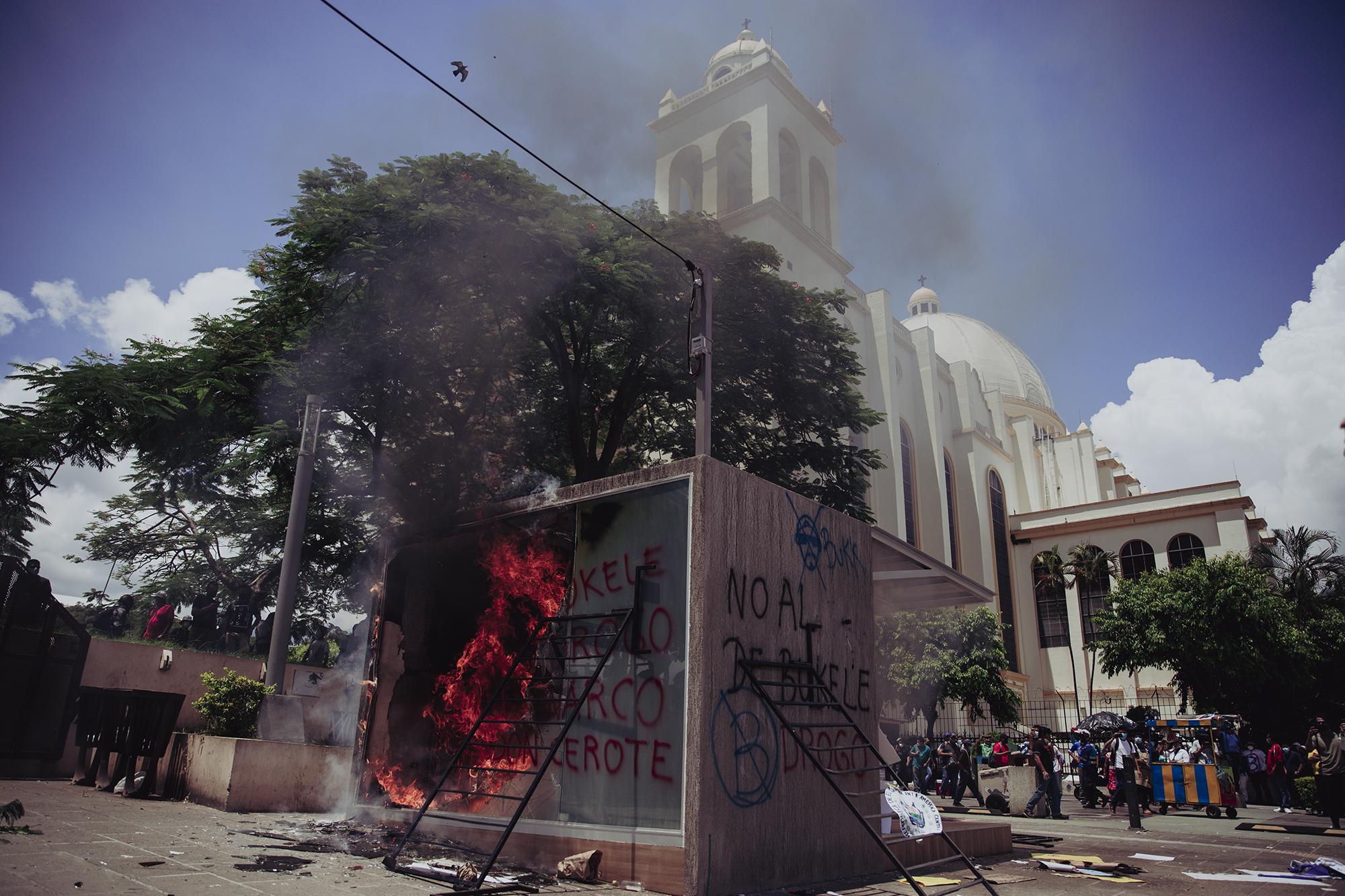 El cajero Chivo de la céntrica plaza Gerardo Barrios, frente a Catedral, fue incendidado por unos pocos manifestantes de la multitudinaria marcha del 15 de septiembre en contra del Gobierno y del bitcoin. Foto de El Faro: Carlos Barrera.