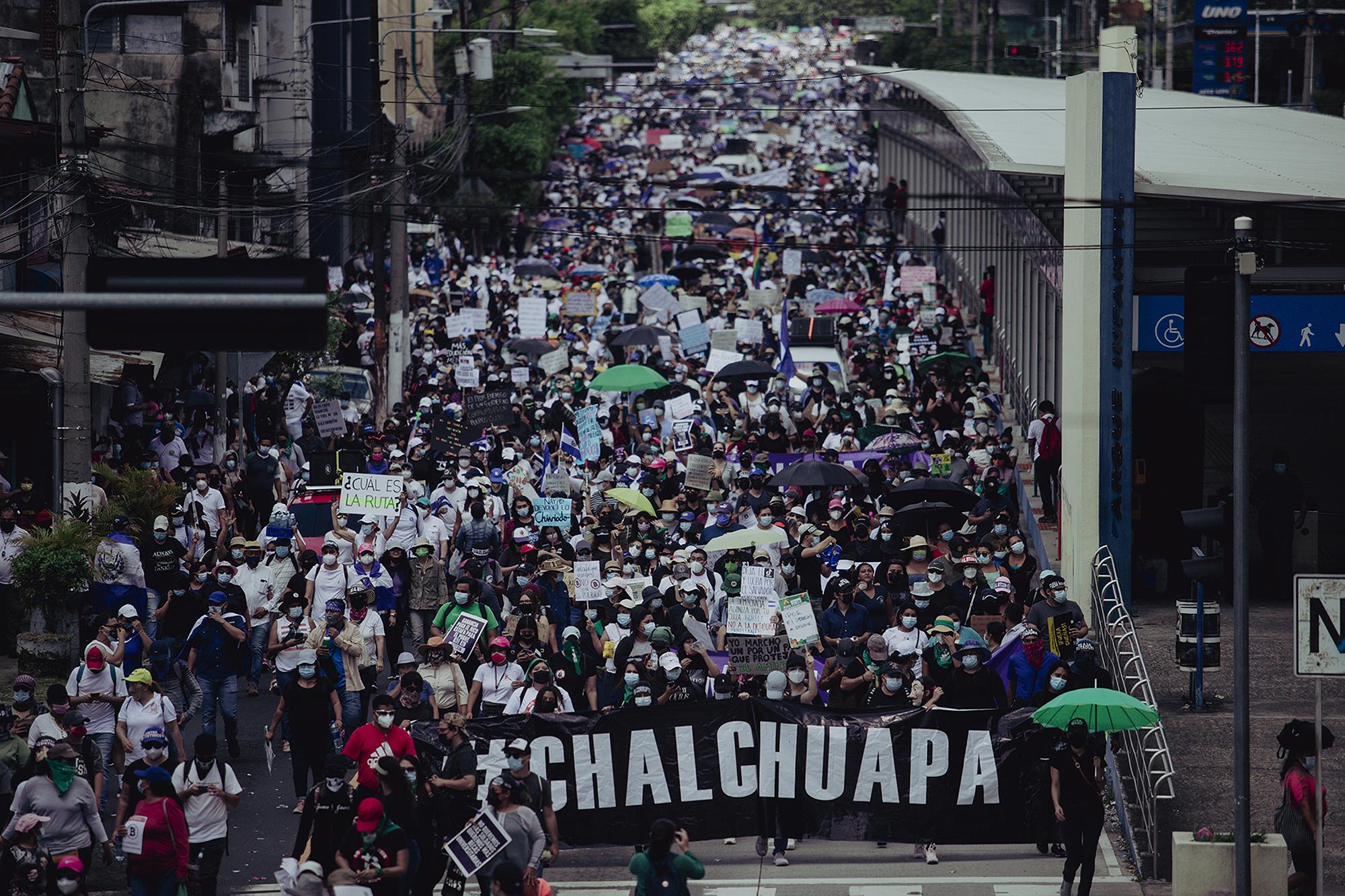 Miles de personas marcharon en San Salvador el 15 de septiembre de 2021 en contra de diversas decisiones tomadas por el presidente Bukele. Ha sido la manifestación más grande en los 27 meses de su administración. Foto de El Faro: Carlos Barrera.