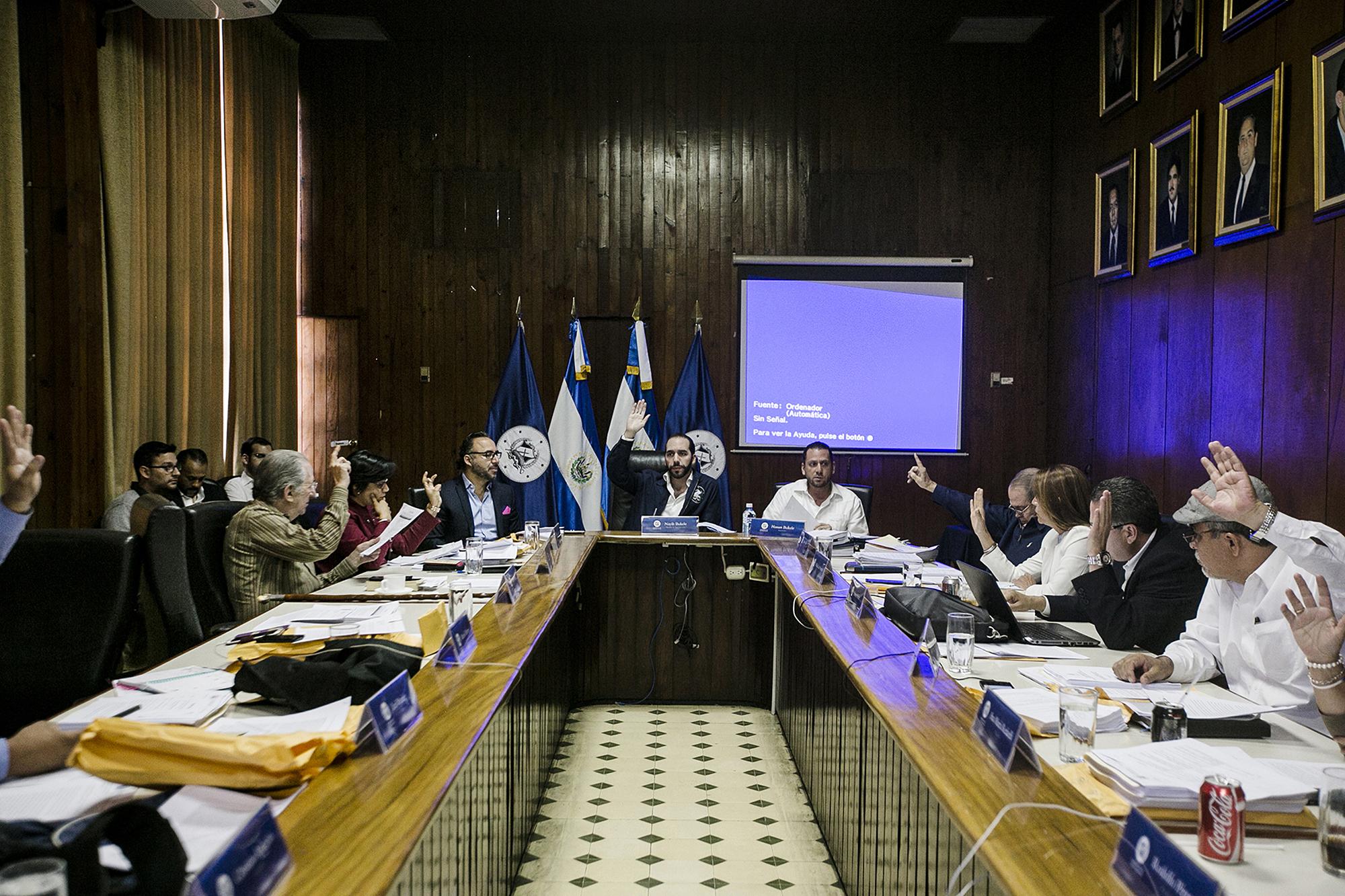 Bukele, como alcalde de San Salvador, dirige una sesión del Concejo Municipal, en noviembre de 2016. Foto de El Faro: Fred Ramos.