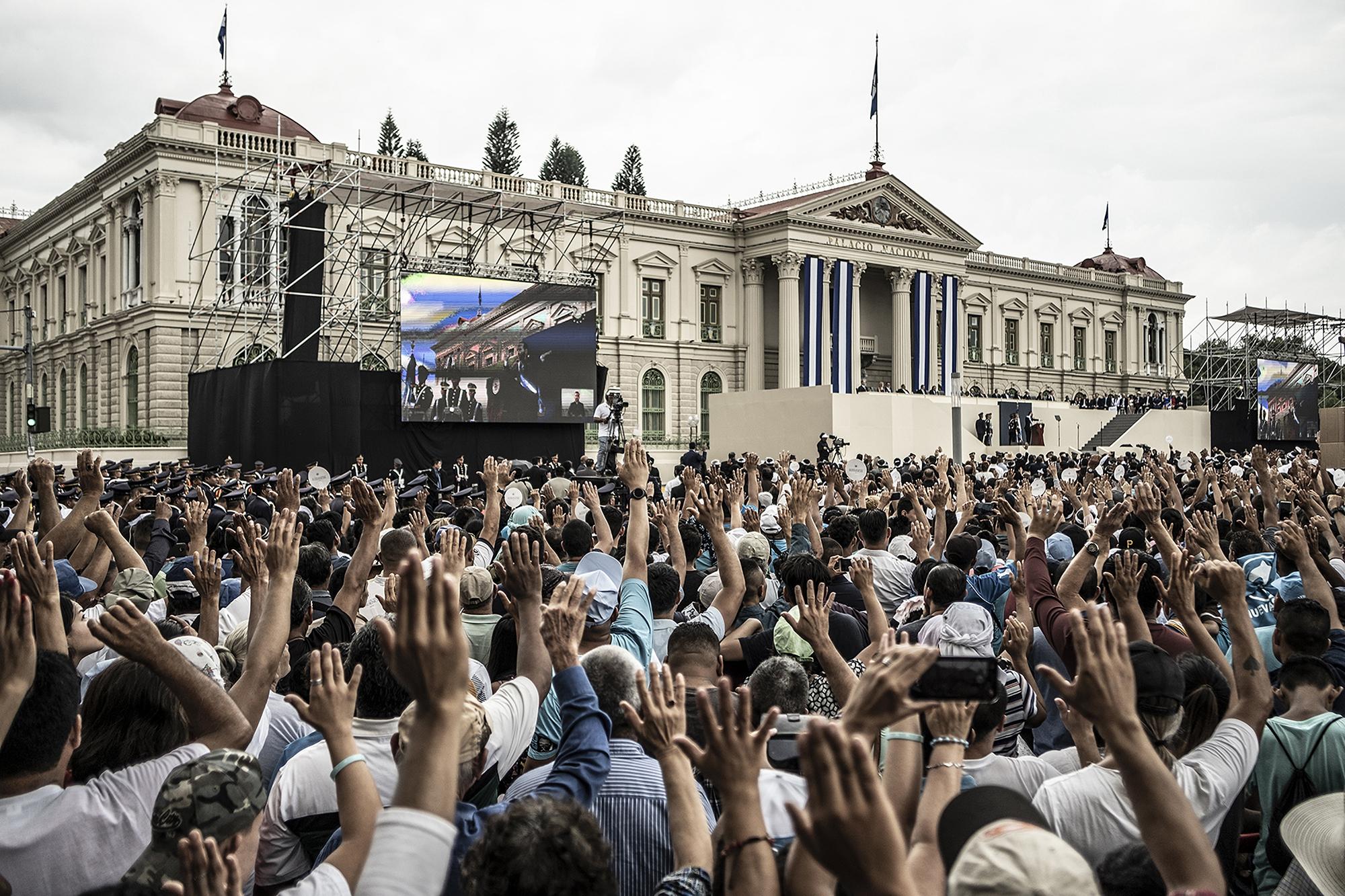 El 1 de junio de 2019, Bukele asumió la presidencia de El Salvador. En su discurso, pidió a la multitud hacer un juramento junto con él. 