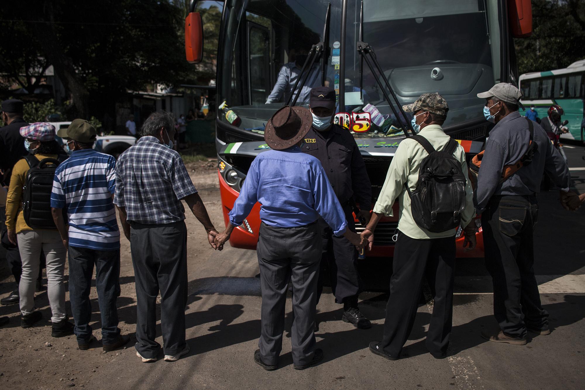 La Policía montó un retén en el cantón Tres Ceibas, del municipio de Armenia para revisar autobuses que se dirigían a la marcha. Los manifestantes bloquearon ambos carriles de la carretera, en protesta, después de una hora y media de estar retenidos. Foto de El Faro: Víctor Peña. 