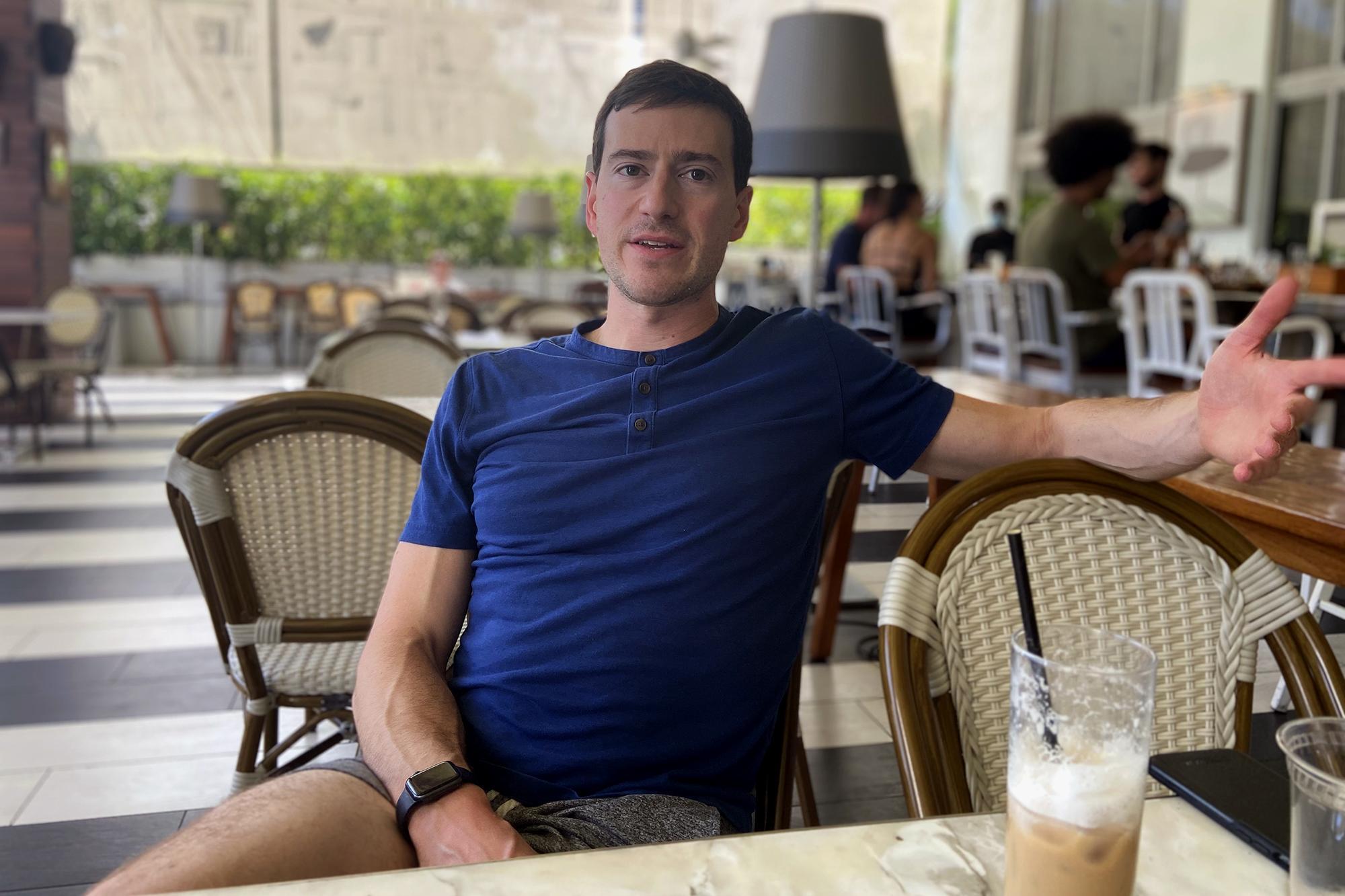 Alex Gladstein, an activist for human rights and bitcoin, in an interview in Miami Beach on October 6, 2021. Photo: Nelson Rauda/El Faro