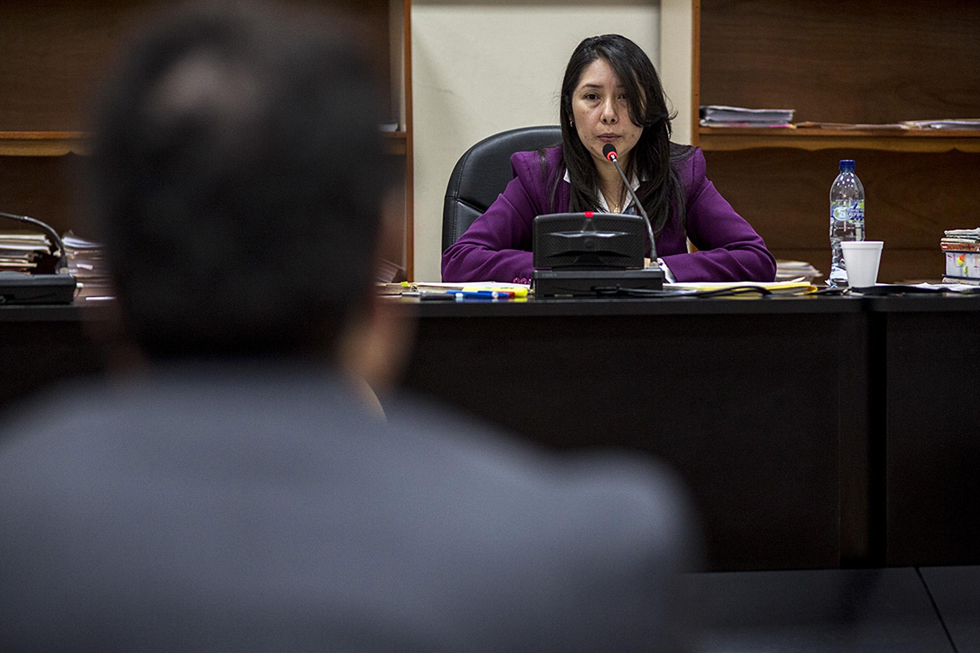 La jueza Erika Aifán, encargada del caso Financiamiento Ilícito, escucha la primera declaración de Andrés Botrán, el día 25 de abril 2018. Foto de El Faro: Archivo.