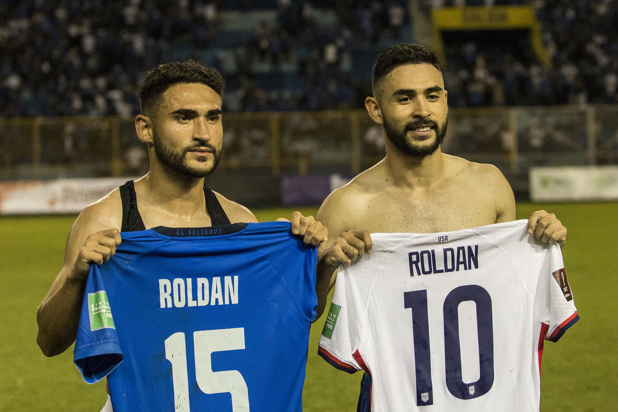 Brothers Cristian (left) and Alex Roldán exchange jerseys after facing off at Cuscatlán Stadium on September 2, 2021. Both were born in California to a Guatemalan father and Salvadoran mother, but Cristian plays for the United States and Alex for El Salvador. Photo: Odir Arriola/El Faro