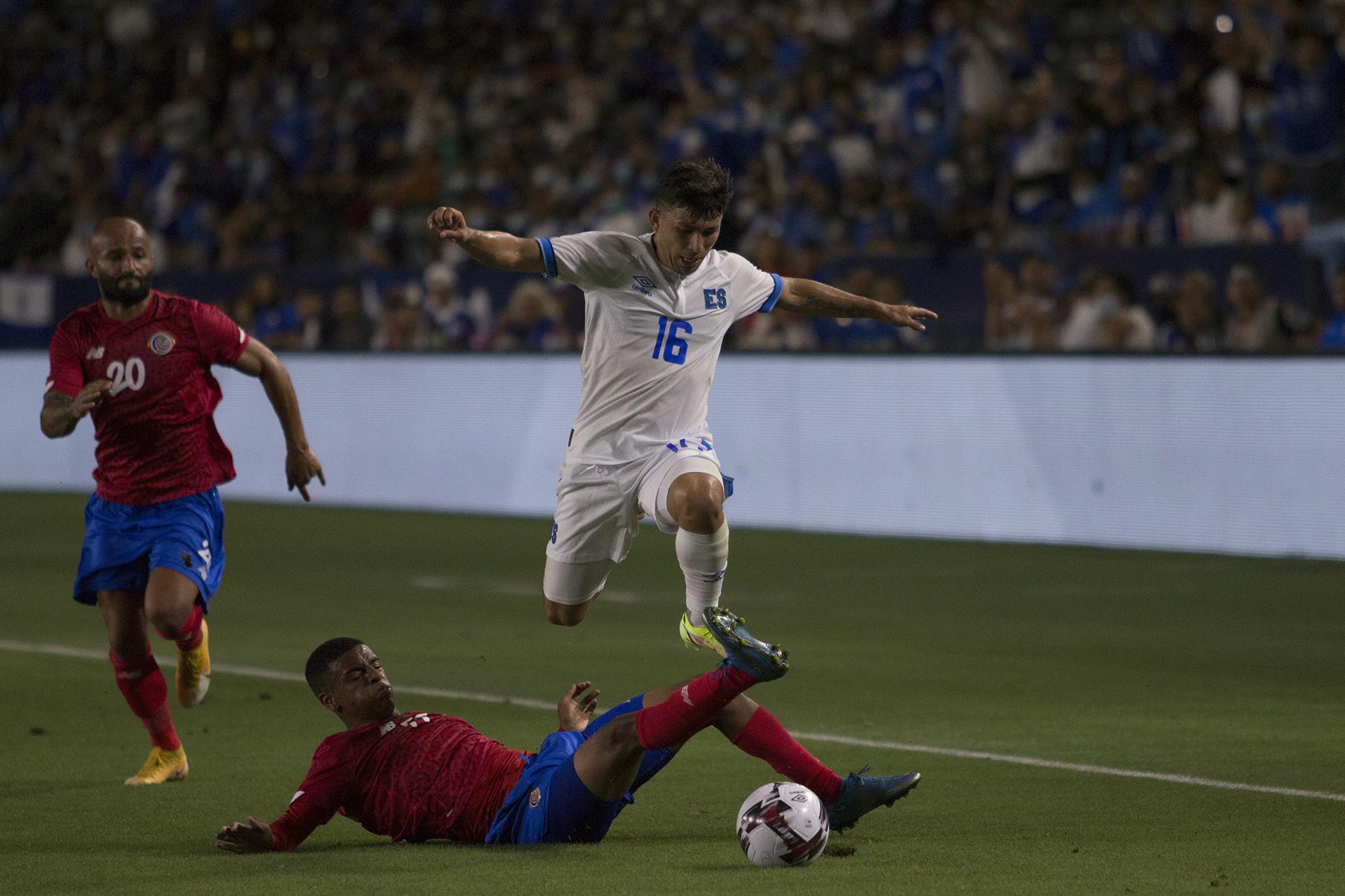 Salvadoran centerback Miguel Lemus narrowly skirts the slide tackle of Costa Rican winger Jewison Bennette. The match ended in a sleepy nil-nil tie.
