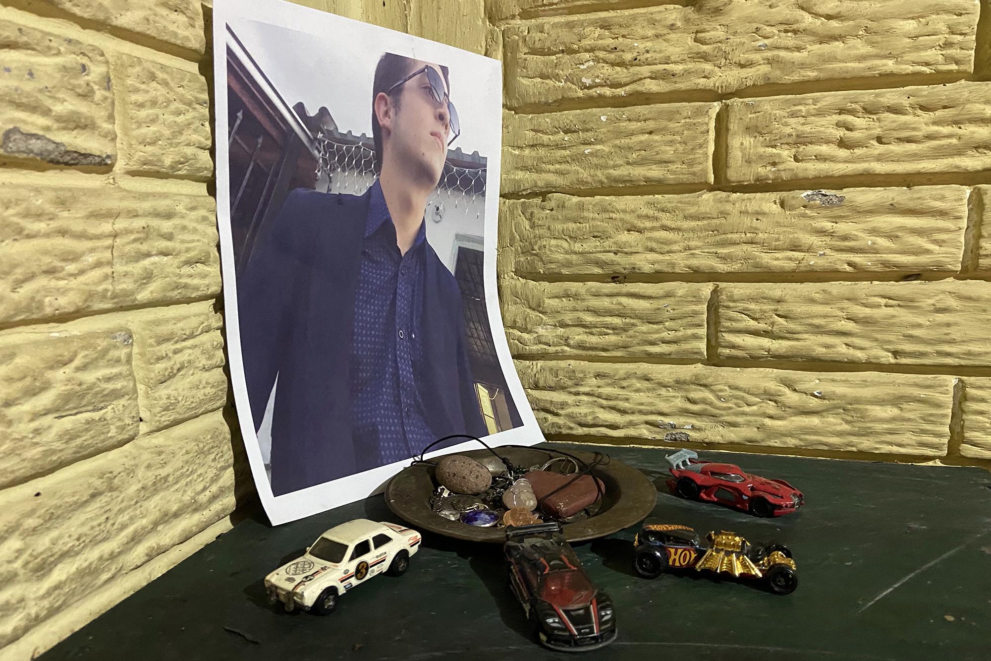 Retrato de Eduardo Guerrero y su mini colección de carros miniatura en su habitación. Foto de El Faro: Valeria Guzmán.