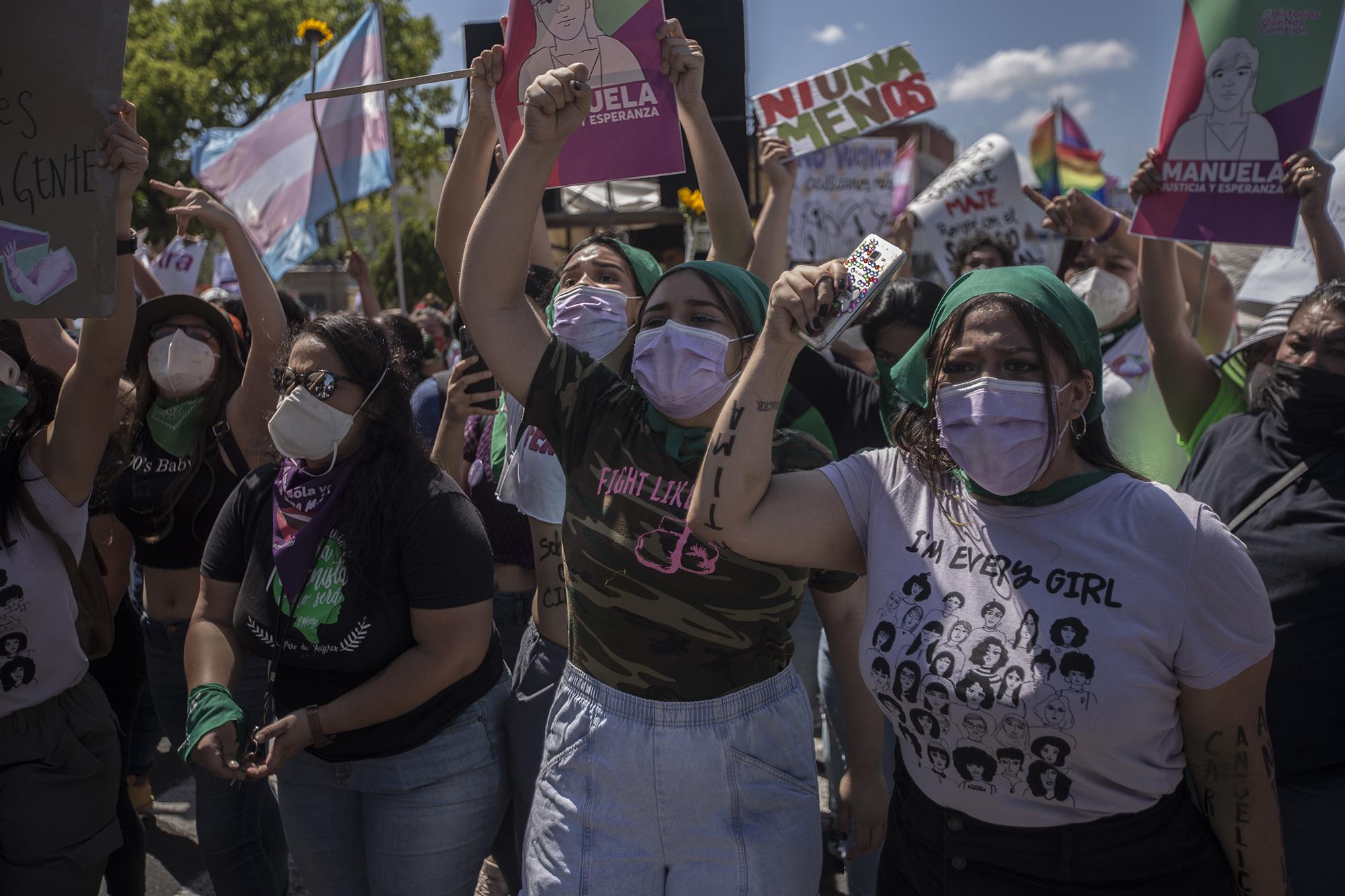 El domingo 7 de marzo de 2021, una marcha multitudinaria de mujeres se concentró frente al Palacio Nacional en San Salvador. Cientos de mujeres caminaron para conmemorar el Día Internacional de la Mujer. Se manifestaron frente al acoso policial y una campaña masiva de desprestigio por parte del Gobierno de Nayib Bukele. Foto de El Faro: Víctor Peña. 
