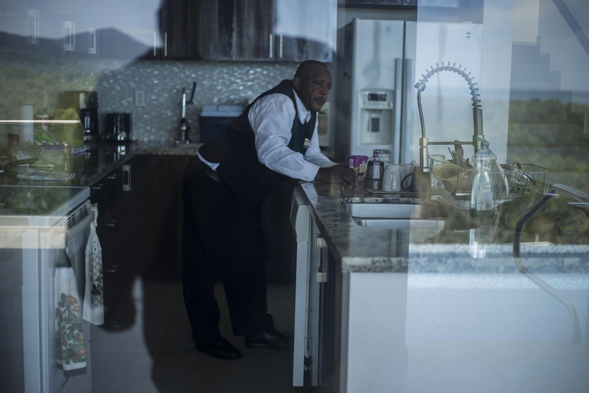 Justo works as Óscar Nájera's personal butler. His name originates from the Garifuna communities living on the outskirts of the municipality of Trujillo. Photo: Víctor Peña/El Faro