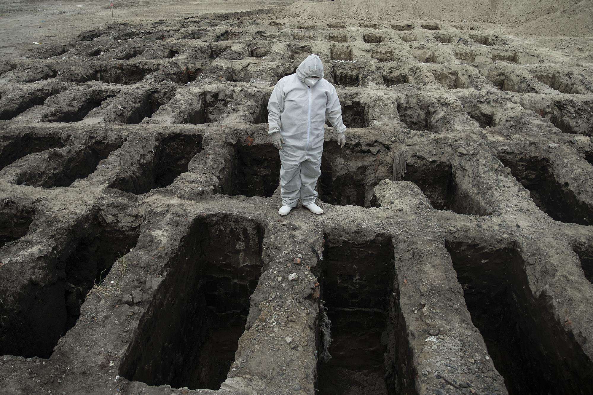 On Apr. 6, 2020, La Bermeja Cementary held its first burial under Covid-19 protocols. By then, the cementary had already prepared a special common burial ground to accommodate those who would die of the virus. The Salvadoran government quickly imposed a strict and popular lockdown and sealed off access to public information on pandemic-related spending. Nevertheless, the Salvadoran press uncovered widespread graft, self-dealing, and fraud in the government