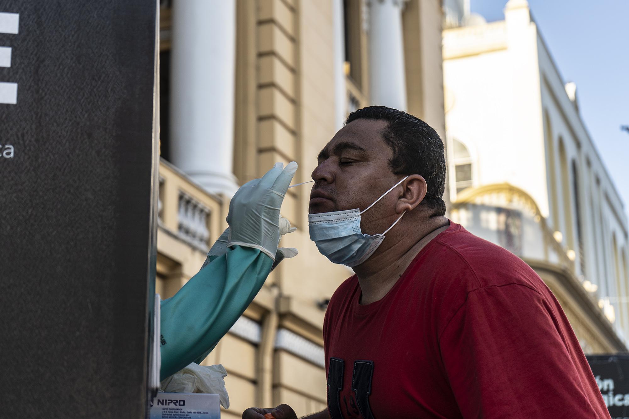 La mañana del 12 de enero del 2022 centenares de personas llegaron a la Plaza Morazán para realizarse una prueba PCR en una cabina del Ministerio de Salud. Foto de El Faro: Carlos Barrera