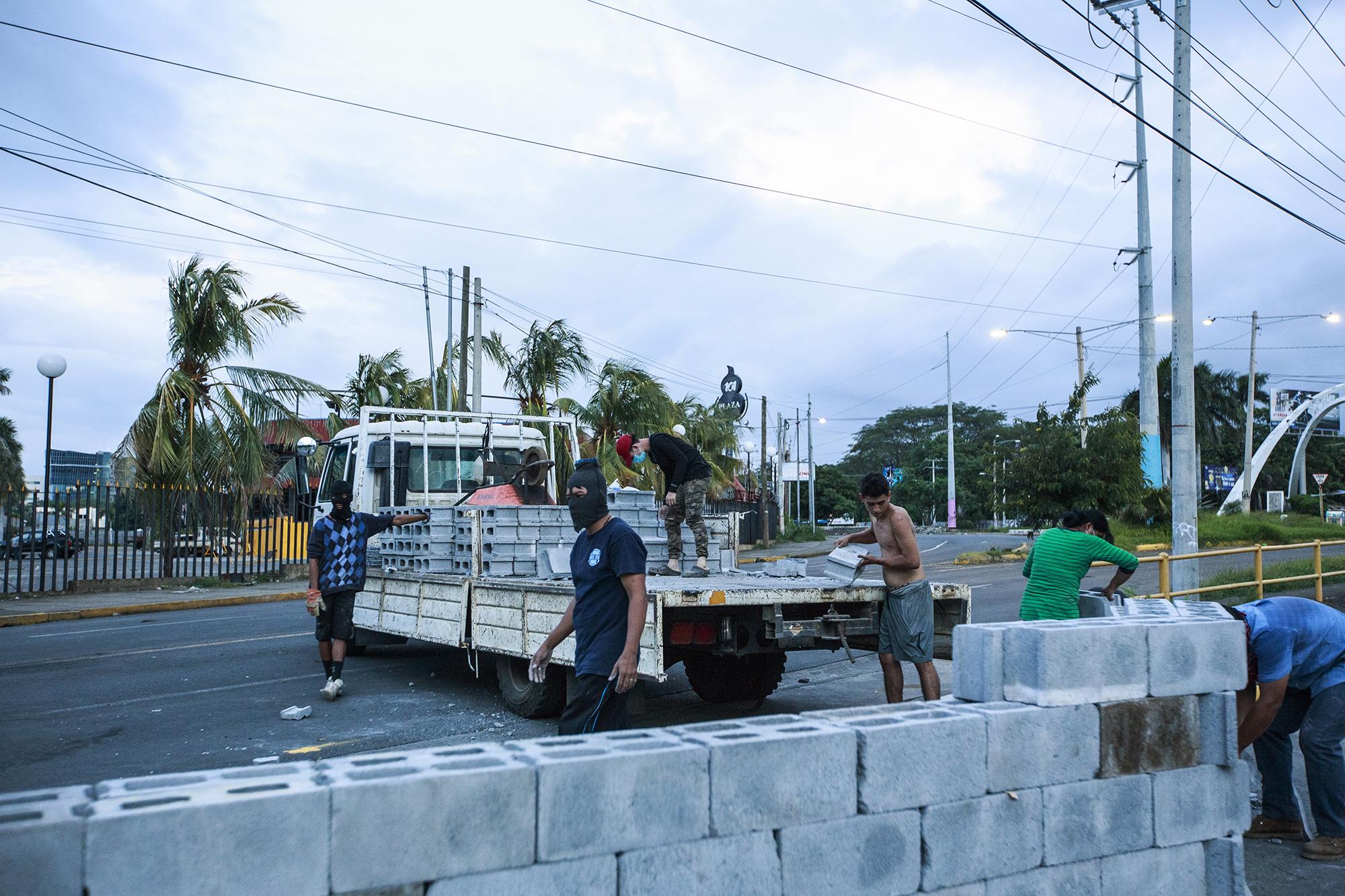 Students erect a new barricade to shield themselves from police attacks. June 25, 2018.