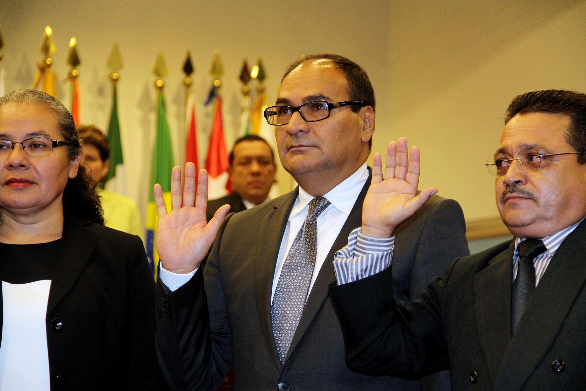 Óscar Alberto López Jerez (al centro) fue nombrado magistrado de la Corte Suprema de Justicia el 24 de septiembre del 2015. El 1 de mayo de 2021 fue entronizado por el bukelismo como nuevo magistrado presidente de la Corte Suprema. Foto: Asamblea Legislativa de El Salvador