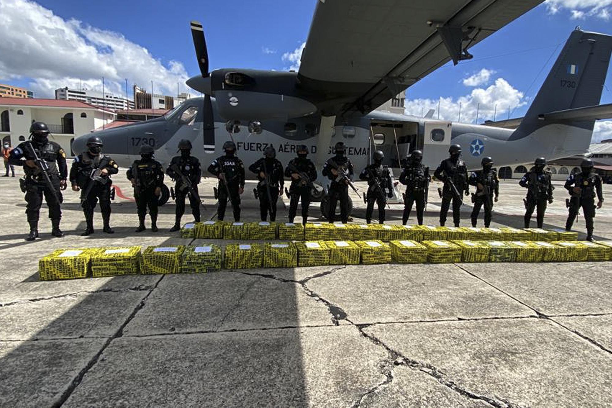 La Fuerza Antinarcótica de Guatemala incauto una tonelada de cocaína el 15 de diciembre de 2021 en Sayaxché, Petén. Foto de El Faro: Cortesía PNC de Guatemala
