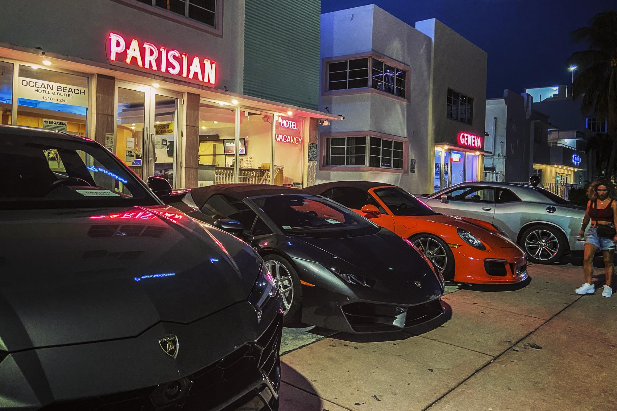Es común ver autos de lujo circulando en Miami Beach y desde mil dólares al día se puede alquilar un Lamborghini como estos exhibidos en la Avenida Collins. Las compañías incluso ofrecen alquileres por horas. Foto de El Faro: Nelson Rauda