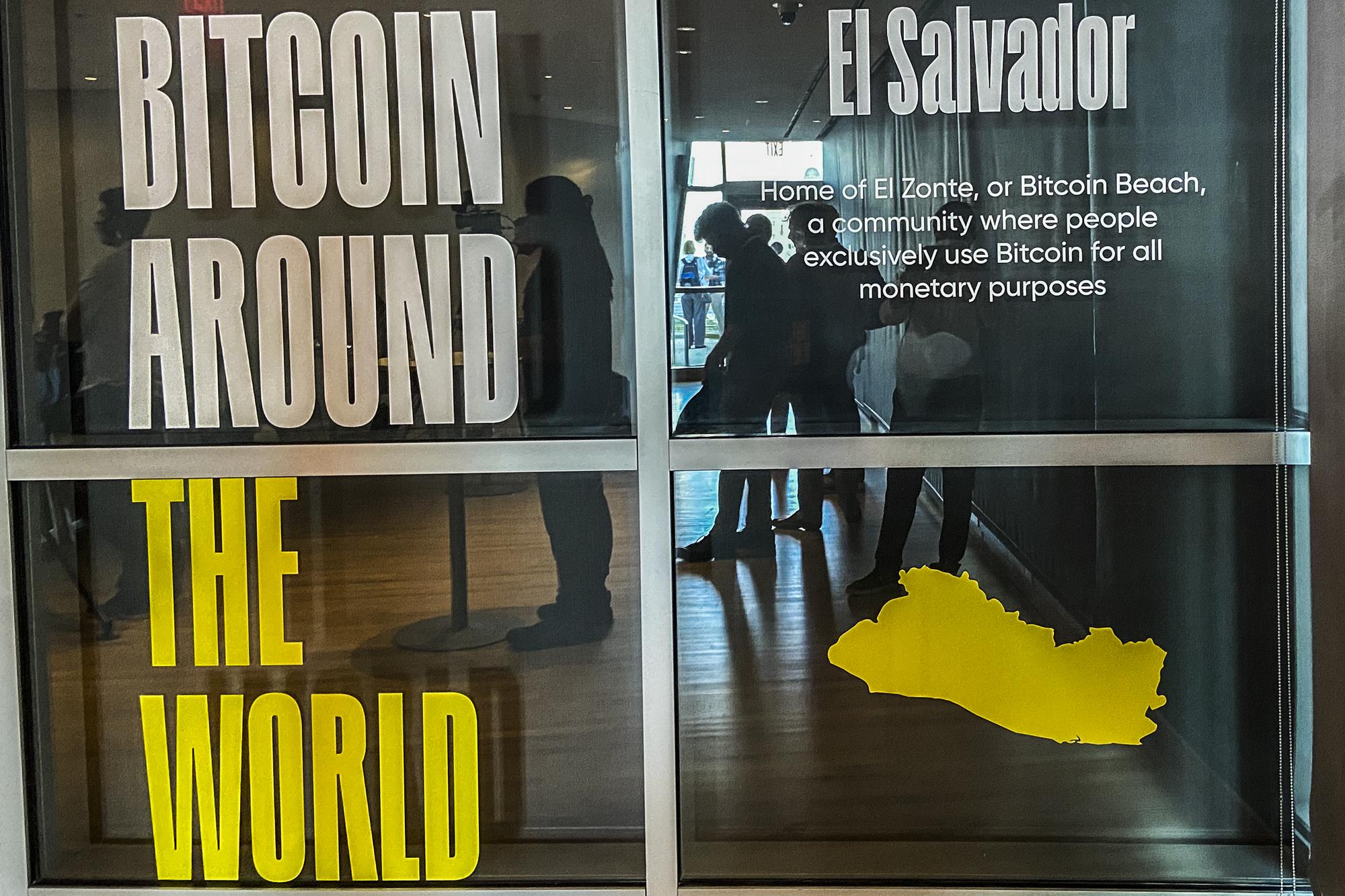 Una exhibición en el New World Center de Miami destacaba hitos del bitcoin en el mundo. De El Salvador, eligieron la playa El Zonte, donde un proyecto piloto con bitcoin empezó en 2019, y una exageración: que la comunidad 