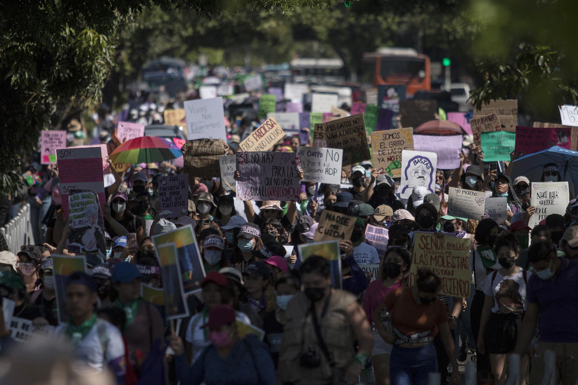 Cientos de mujeres marcharon sobre la 25 Avenida Norte, en San Salvador, para conmemorar el Día Internacional de la Mujer. Las consignas de denuncia por las mujeres desaparecidas fueron las más recurrentes durante el trayecto. Foto de El Faro: Víctor Peña. 
