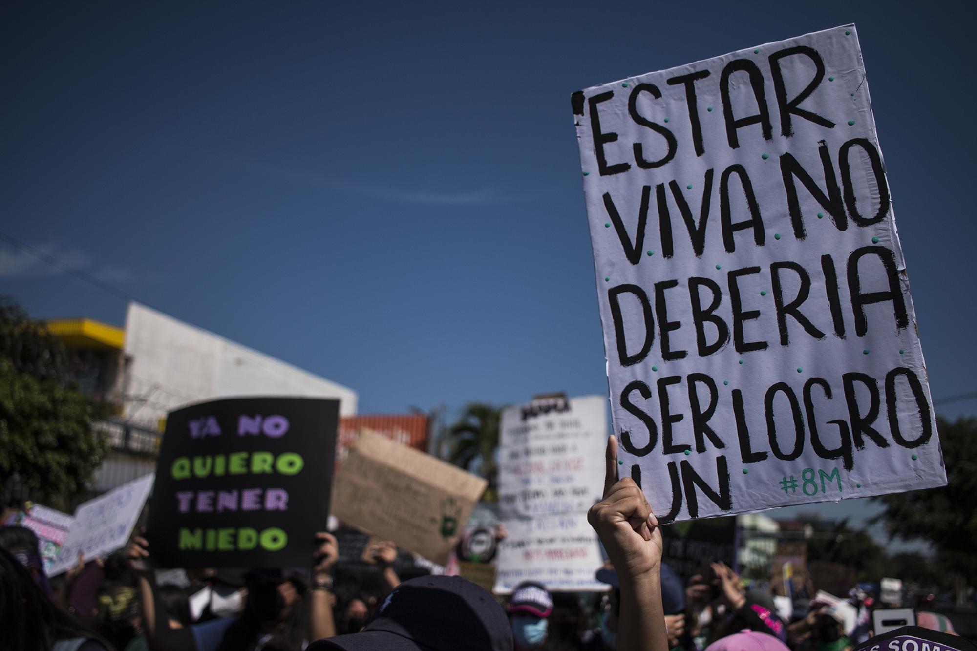 El deseo recurrente de las marchantes es que ese El Salvador en el que las mujeres estamos más seguras deje de ser una fantasía que solo vive en la cabeza del presidente. Foto de El Faro: Víctor Peña. 