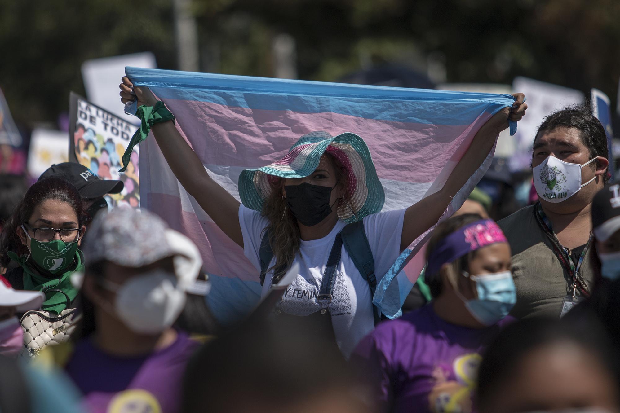El bloque de mujeres trans encabezaba la marcha en las calles de San Salvador. También se manifestaban por el silencio de la Asamblea Legislativa sobre la Ley de Identidad de Género. Foto de El Faro: Víctor Peña. 