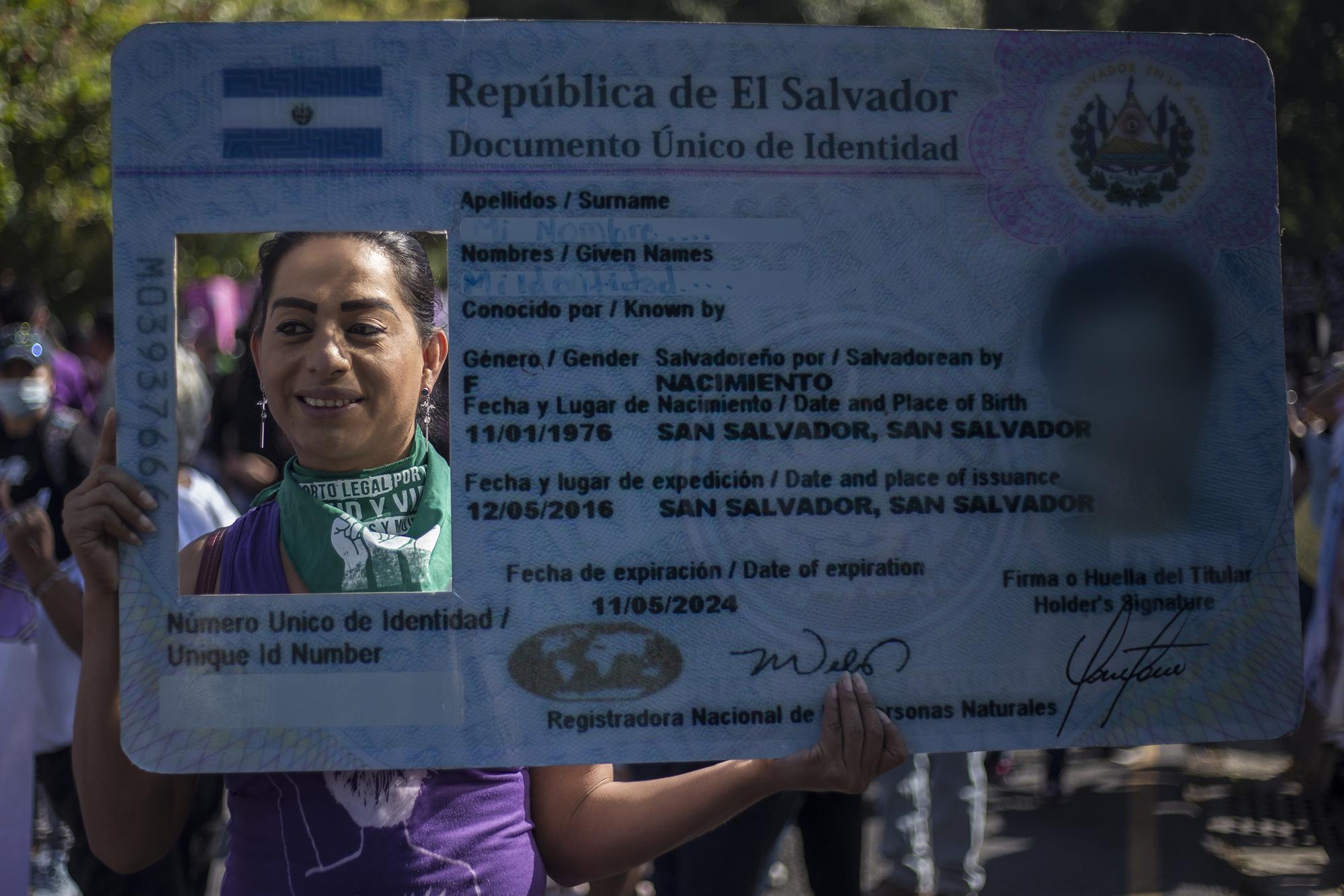El bloque de mujeres trans encabezó la marcha en las calles de San Salvador. También se manifestaban por el silencio de la Asamblea Legislativa sobre la Ley de Identidad de Género. Foto de El Faro: Víctor Peña. 