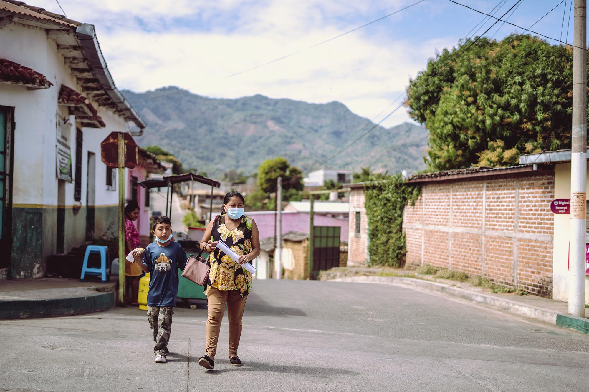 Flor Godínez, de 35 años, es parte del sindicato y vive en Tacuba. Hace unos años dejó el trabajo doméstico debido a que aprendió el oficio de zapatería y montó un taller en su casa. Foto de El Faro: Carlos Barrera