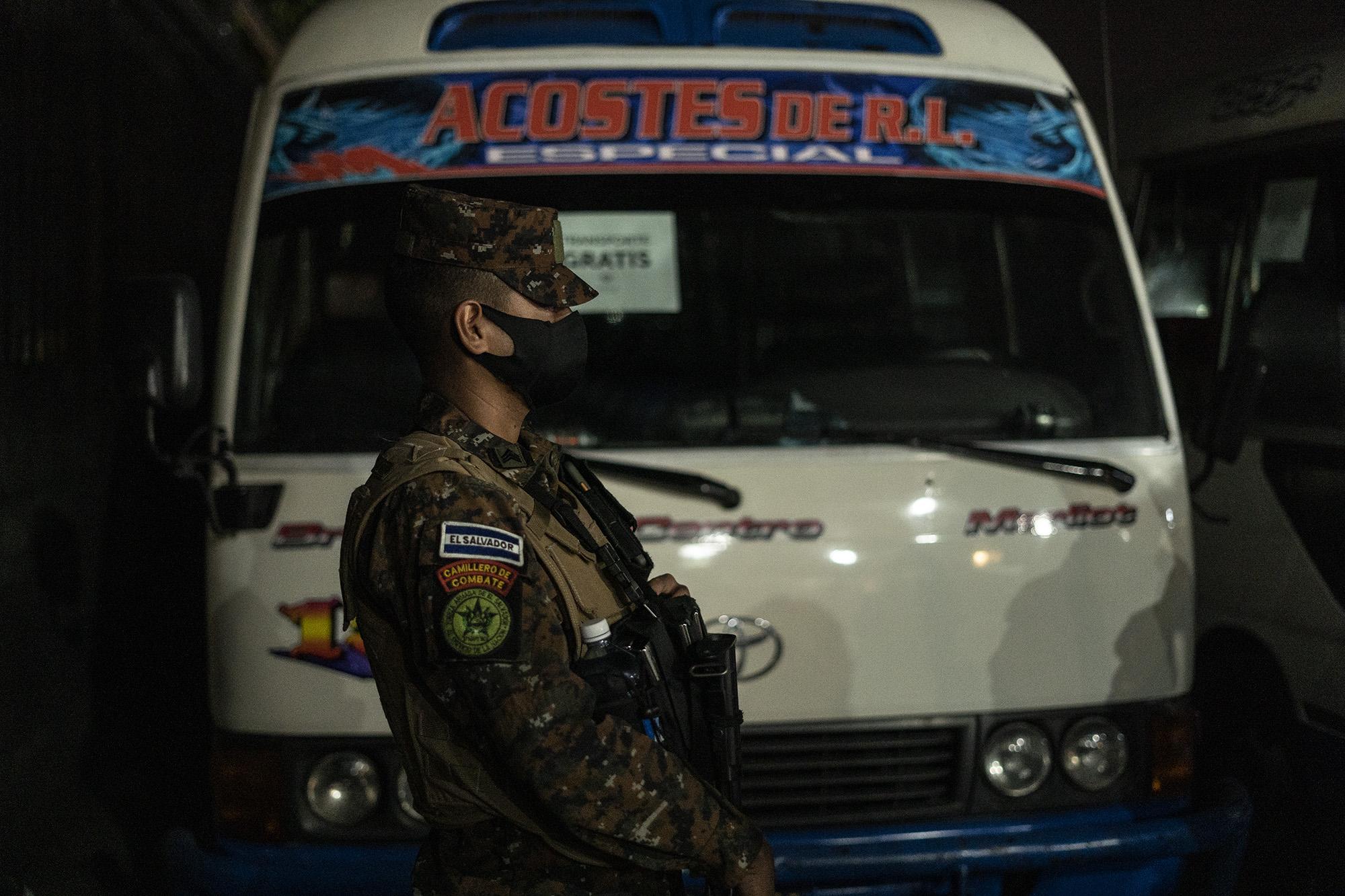 Los microbuses de la ruta 42 y 152 serán conducidos por motoristas de la Fuerza Armada luego de que la ruta quedara suspendida y bajo el poder del Estado. Foto de El Faro: Carlos Barrera