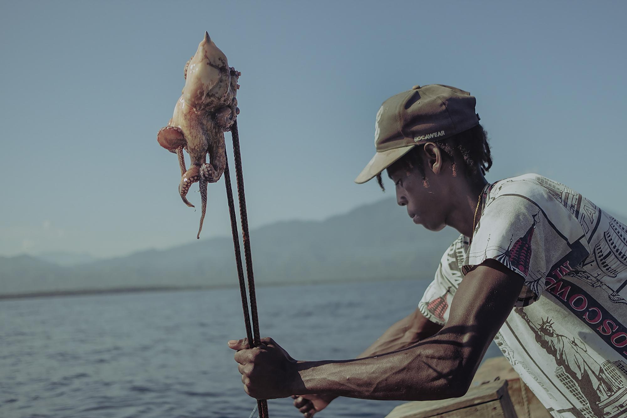 Luis Martínez de 19 años, durante un día de trabajo en la pesca artesanal en el caribe hondureño. La pesca es el principal sostén económico para la comunidad Garífuna de Nueva Armenia. Foto de El Faro: Carlos Barrera