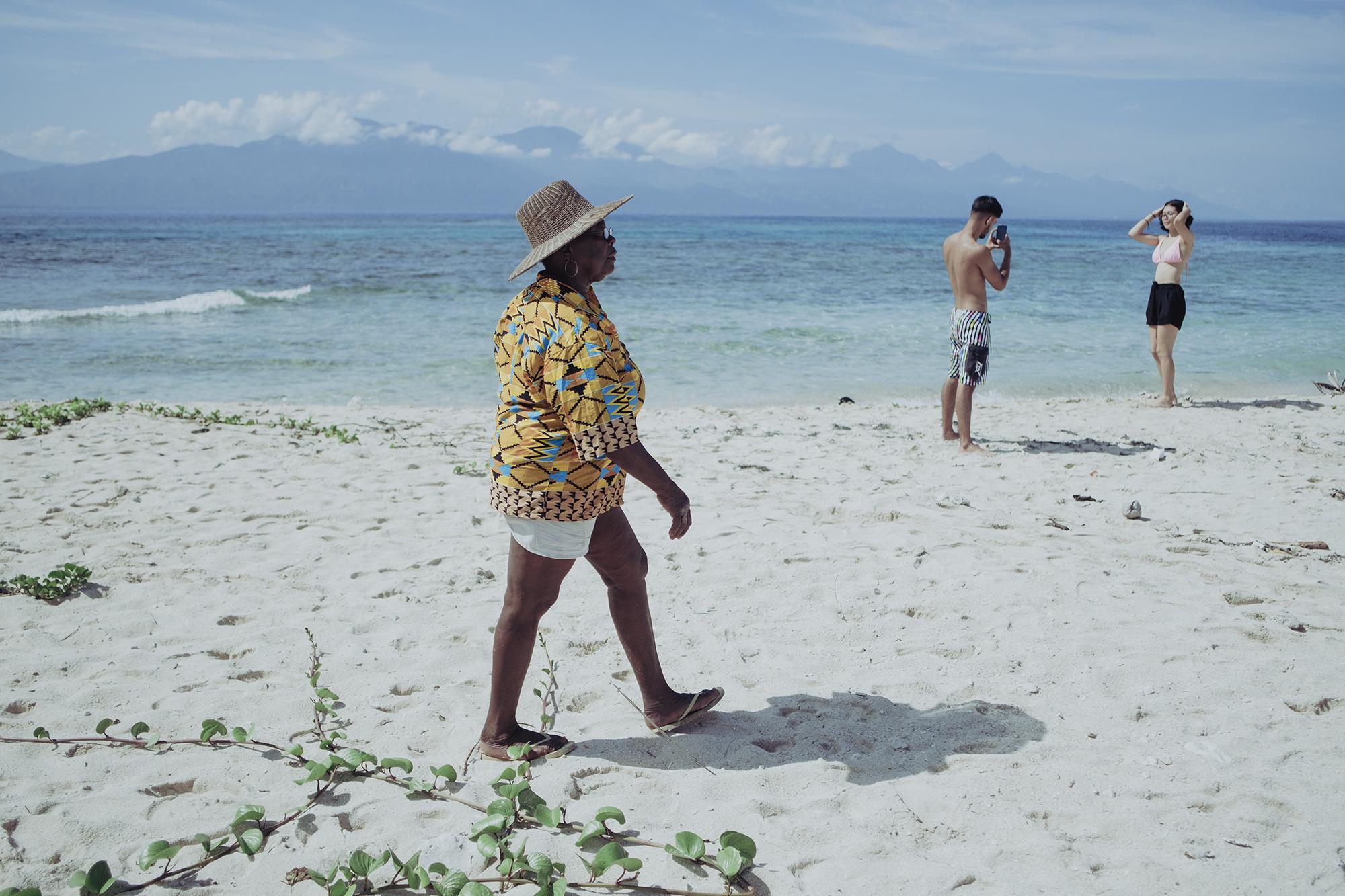 Carolina Castillo, 68, was born and raised in Nueva Armenia. As a child, she says the Garifuna people used to live freely off the land. “I haven’t been back here to Cayo Bolaños for years,” she says as she walks among tourists. “My parents used to fish here and we would take a break before leaving for Cayo Chachahuate. That all changed when the Coast Guard became violent and no longer let us come here. Today I have to enter as a tourist, like everyone else.”