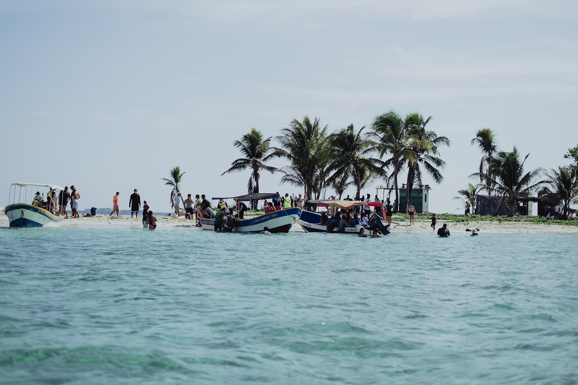 Tour agencies take visitors in motorboats to all of the cays. The first stop is Cayo Bolaños, which for years offered a reprieve from the salt and sun to Garifuna fishermen. Photo: Carlos Barrera/El Faro