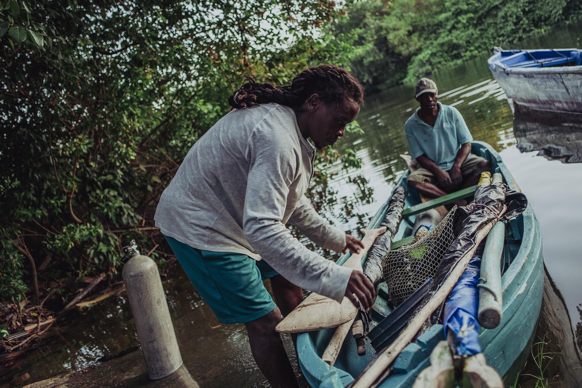 Lala prepares a dugout canoe for a fishing excursion. Pepito, the skipper, waits for departure, still shaking off the effects of last night’s drinking. Photo: Carlos Barrera/El Faro