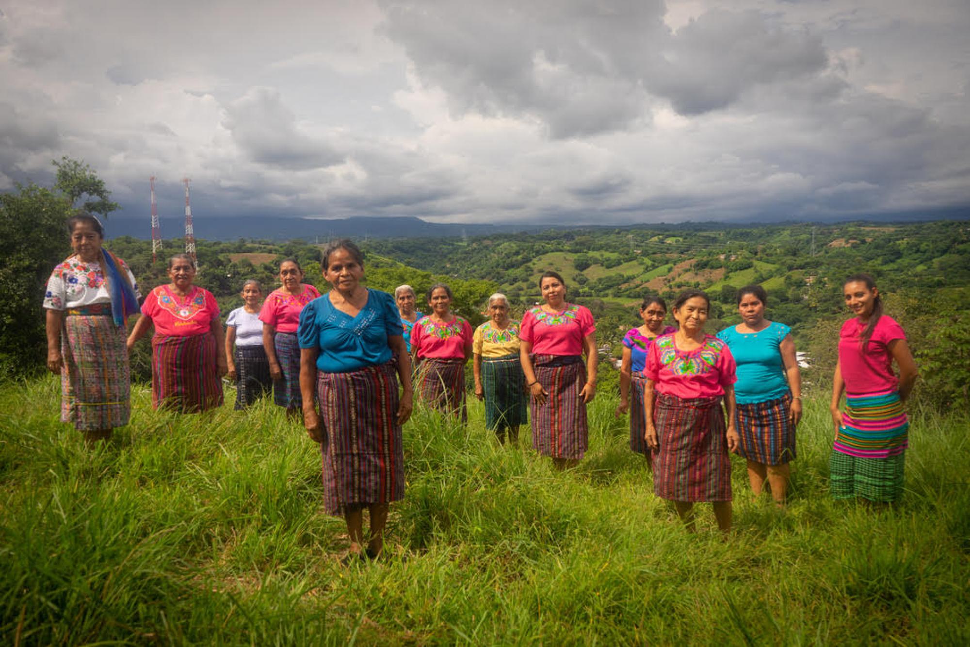 Grupo de maestras indígenas o nanzin tamatxtiani que tuvieron a cargo la enseñanza del idioma en las Cunas Náhuat. Foto cortesía de la Universidad Don Bosco.
