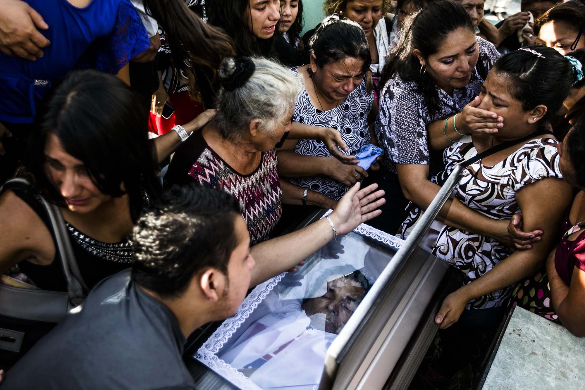 Amigos y familiares acompañan el funeral de Ricardo Amador, motorista de la ruta 46 asesinado la noche del 9 de septiembre en una terminal en el municipio de Mejicanos. La Policía aseguró que los asesinos fueron pandilleros.