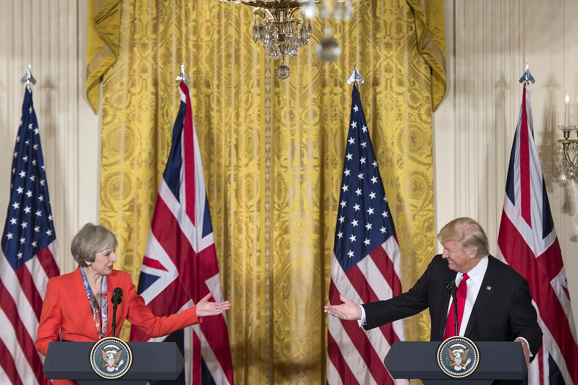 Theresa May, primera ministra del Reino Unido, y Donald Trump, presidente de Estados Unidos, durante el encuentro que mantuvieron el 27 de enero de 2017 en Washington. May se convirtió en la primera visita oficial de un mandatario a la Casa Blanca. Foto Brendan Smialowski (AFP)