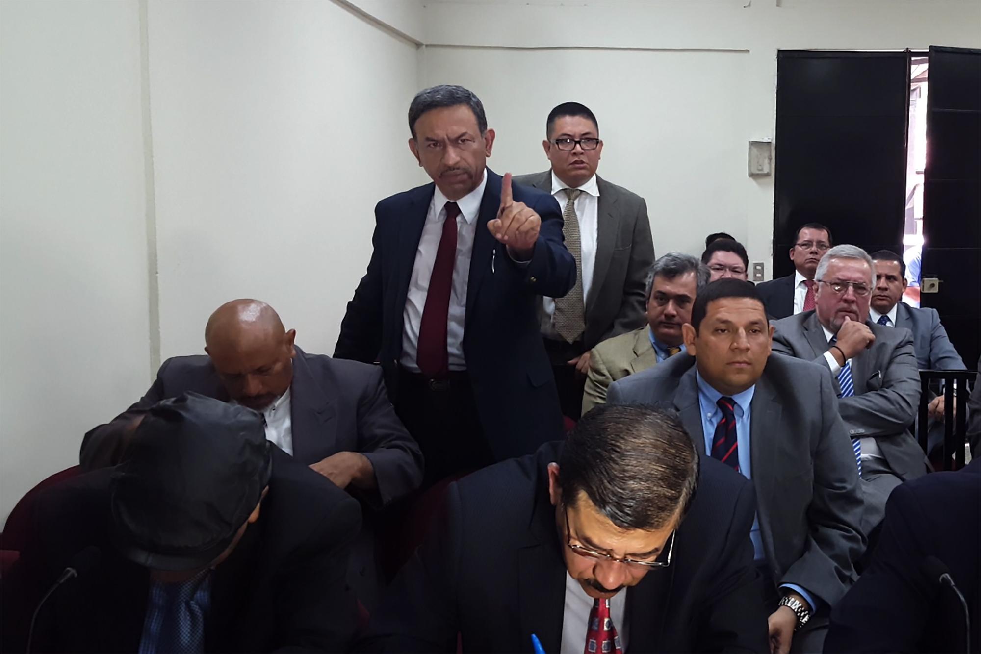 El abogado Rodolfo Garay Pineda protesta contra unos periodistas que retrataban a los militares acusados en el juicio de El Mozote, durante el segundo día de audiencias, ocurrida el 30 de marzo de 2017. 