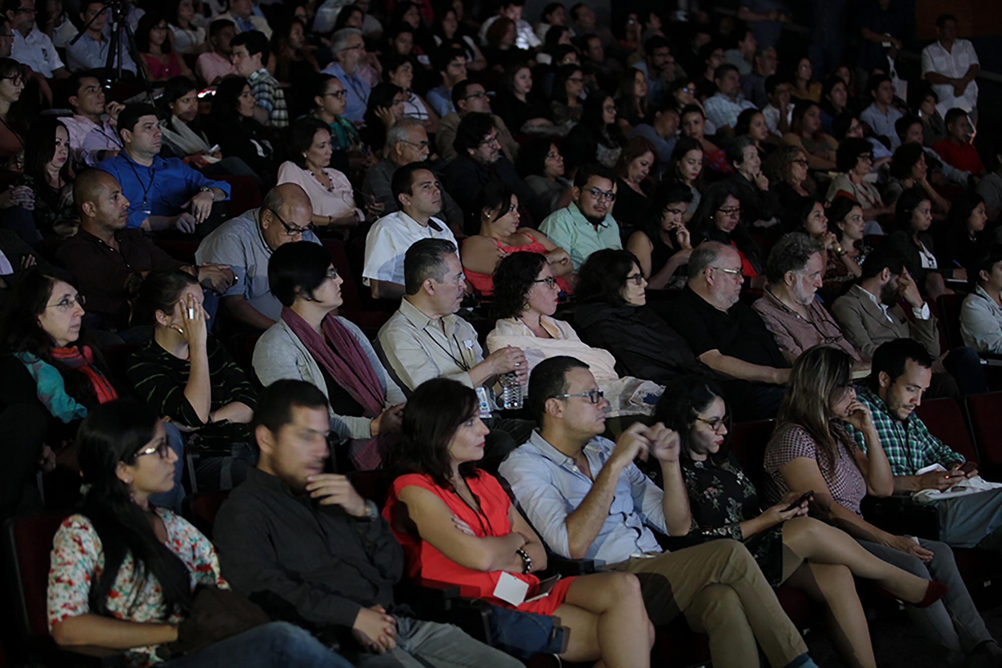 Más de 300 personas colmaron el auditorio de Fepade, en Antiguo Cuscatlán, durante la inauguración de la séptima edición del Foro Centroamericano de Periodismo, organizado por El Faro. Foto: Víctor Peña