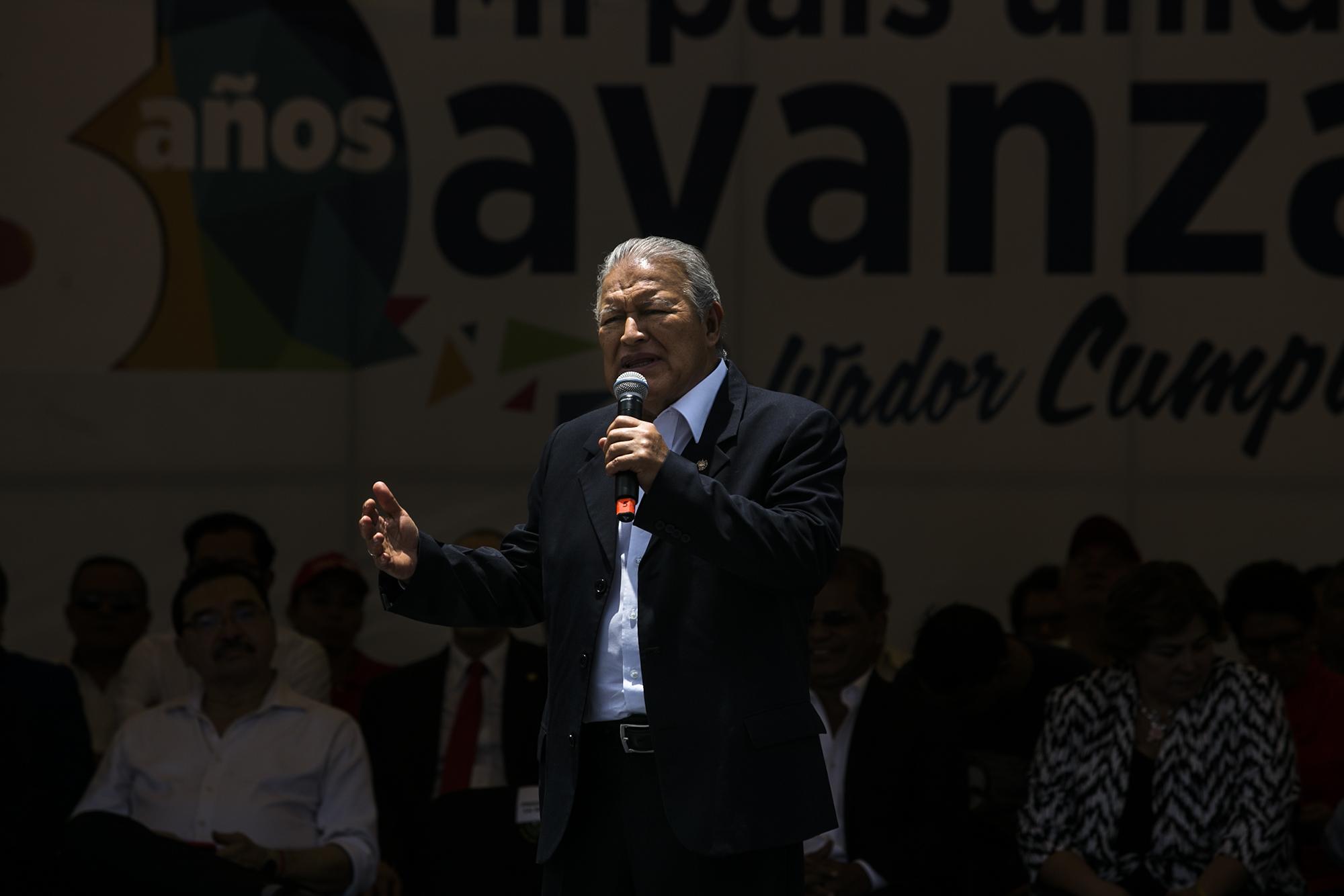 El presidente Salvador Sánchez Cerén brinda su segundo discurso del día, a tres años de su gobierno. Foto: Fred Ramos
