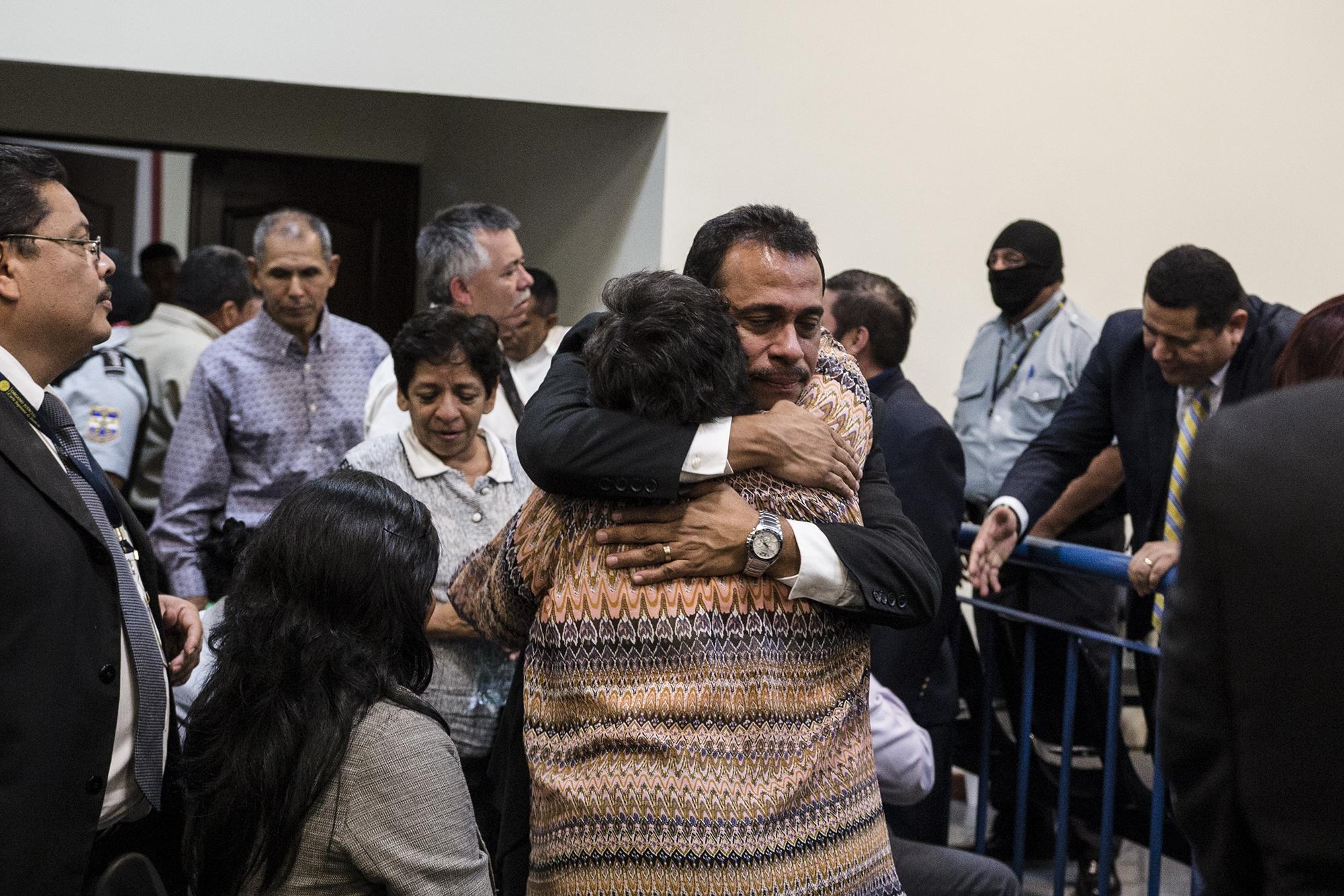 Nelson Rauda, exdirector de Centros Penales, abraza a una señora después de ser absuelto de los delitos en el Caso Tregua. Foto: Fred Ramos