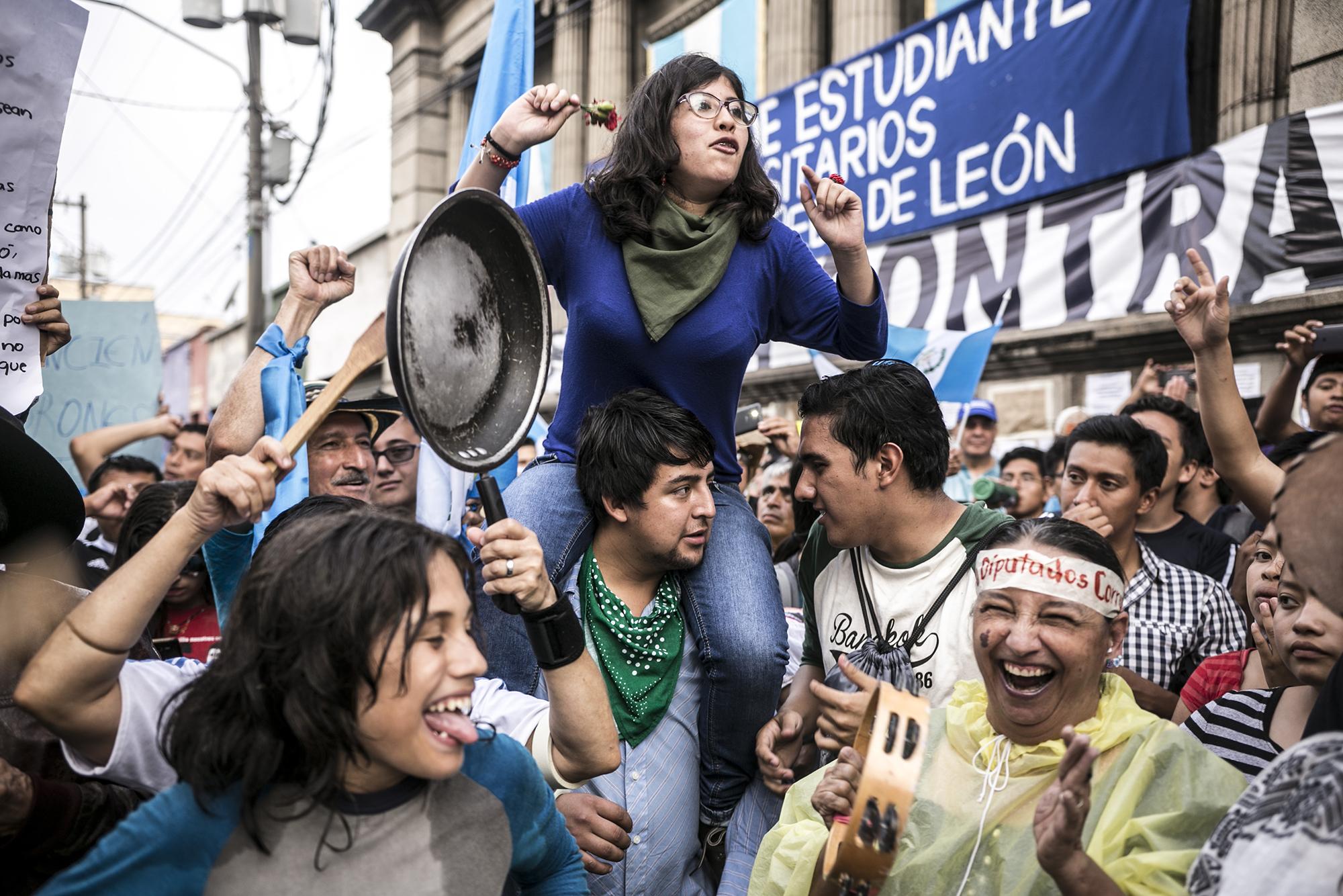 Un grupo de manifestantes protesta frente al Congreso de Guatemala. Adentro, 130 diputados daban marcha atrás a reformas aprobadas dos días antes.