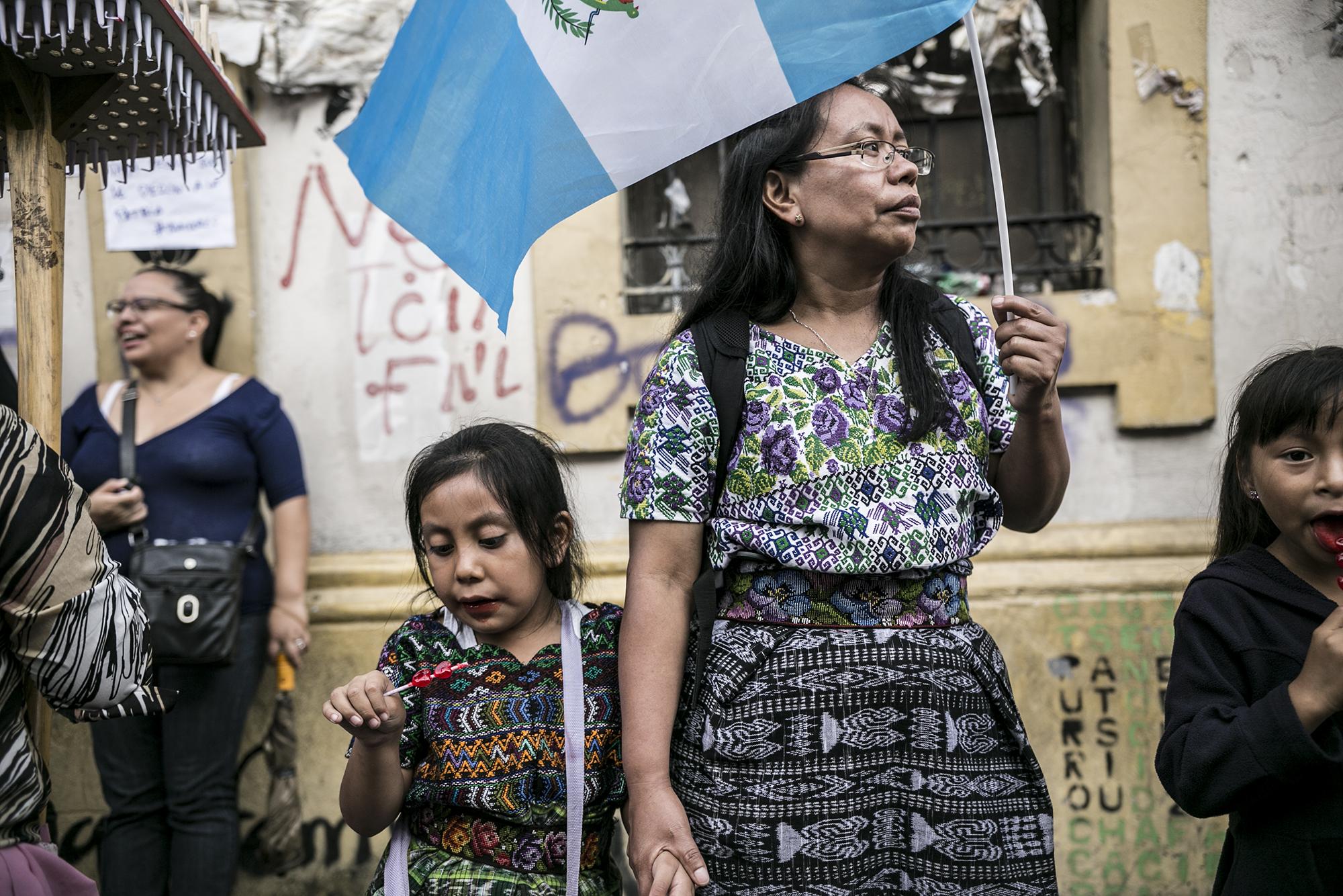 María Vargas y su hija Alejandra Vargas protestan frente al congreso de Guatemala. Muchos de los manifestantes asistieron con sus familias para protestar en contra de los diputados. Foto: Fred Ramos