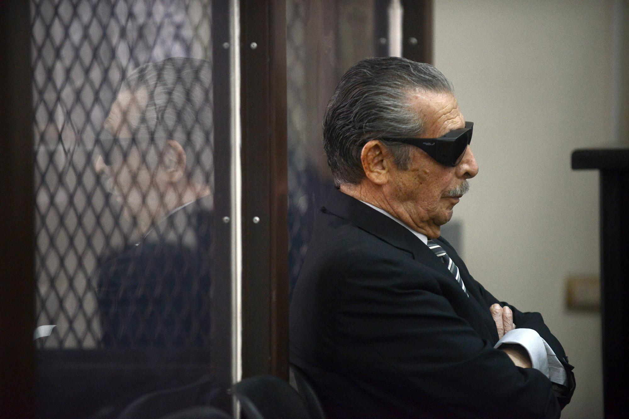 El ex presidente guatemalteco (1982-1983), el general retirado José Efrain Ríos Montt, de 86 años, con lentes oscuros prescritos después de la cirugía de catarata, durante una audiencia en la ciudad de Guatemala el 19 de noviembre de 2013.  FOTO:  Johan ORDONEZ / AFP PHOTO 