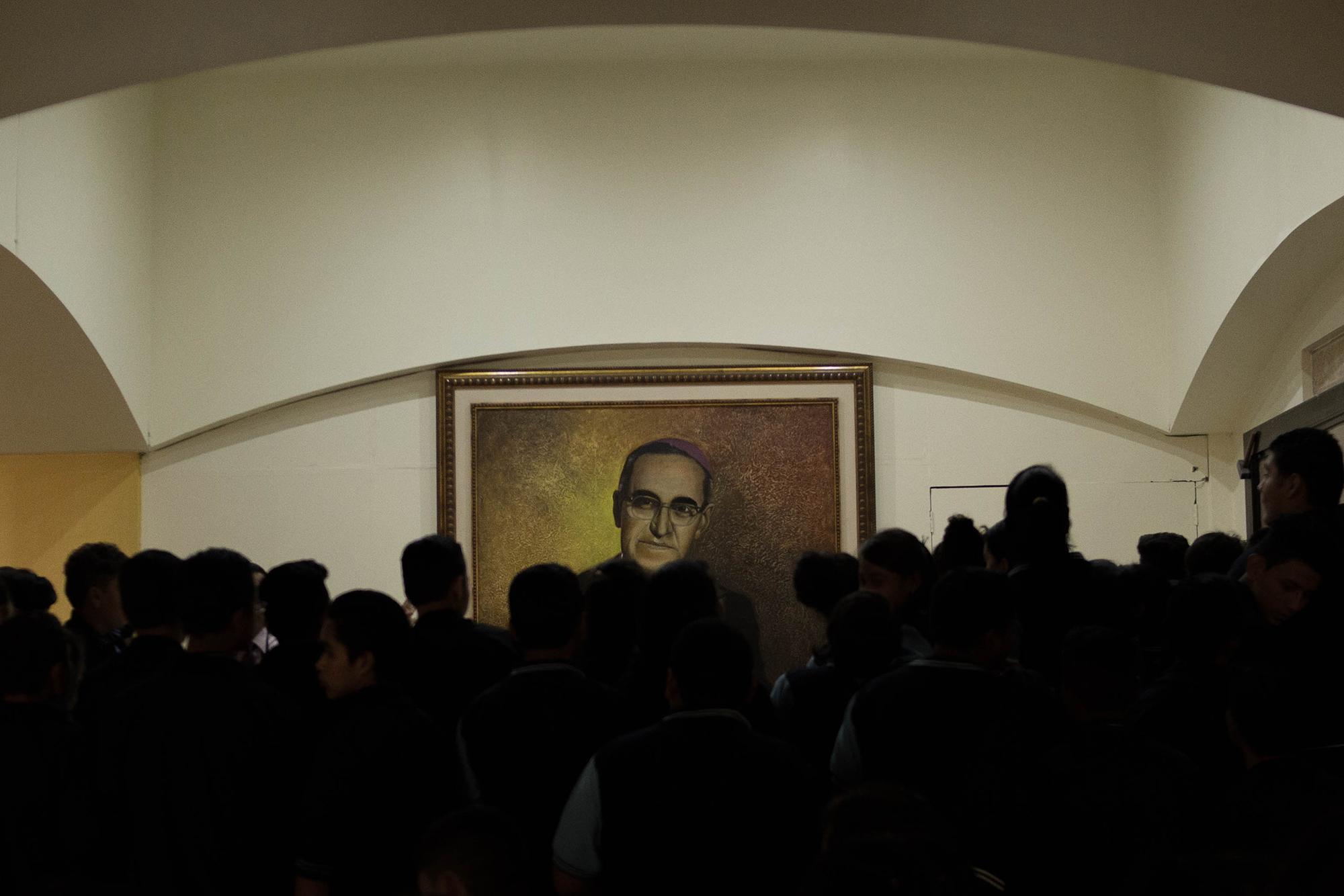 Tras el anuncio del Vaticano, feligreses visitaron la cripta de monseñor Romero, en la catedral metropolitana de San Salvador. Foto de El Faro, por Carlos Barrera.